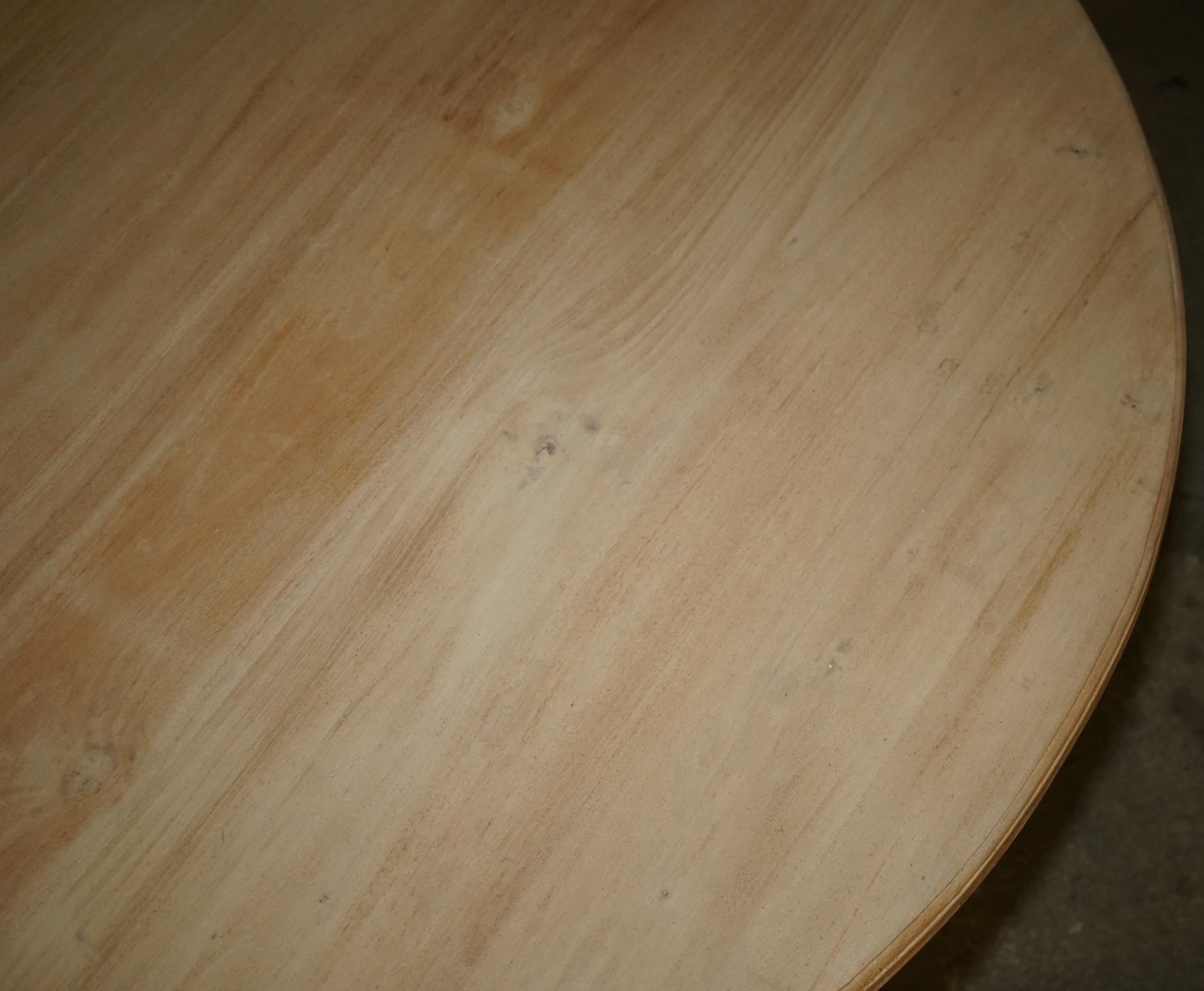 LARGE ANTiQUE HARDWOOD LIMED ROUND DINING TABLE SEATS UPTO SIX PEOPLE WELL For Sale 2
