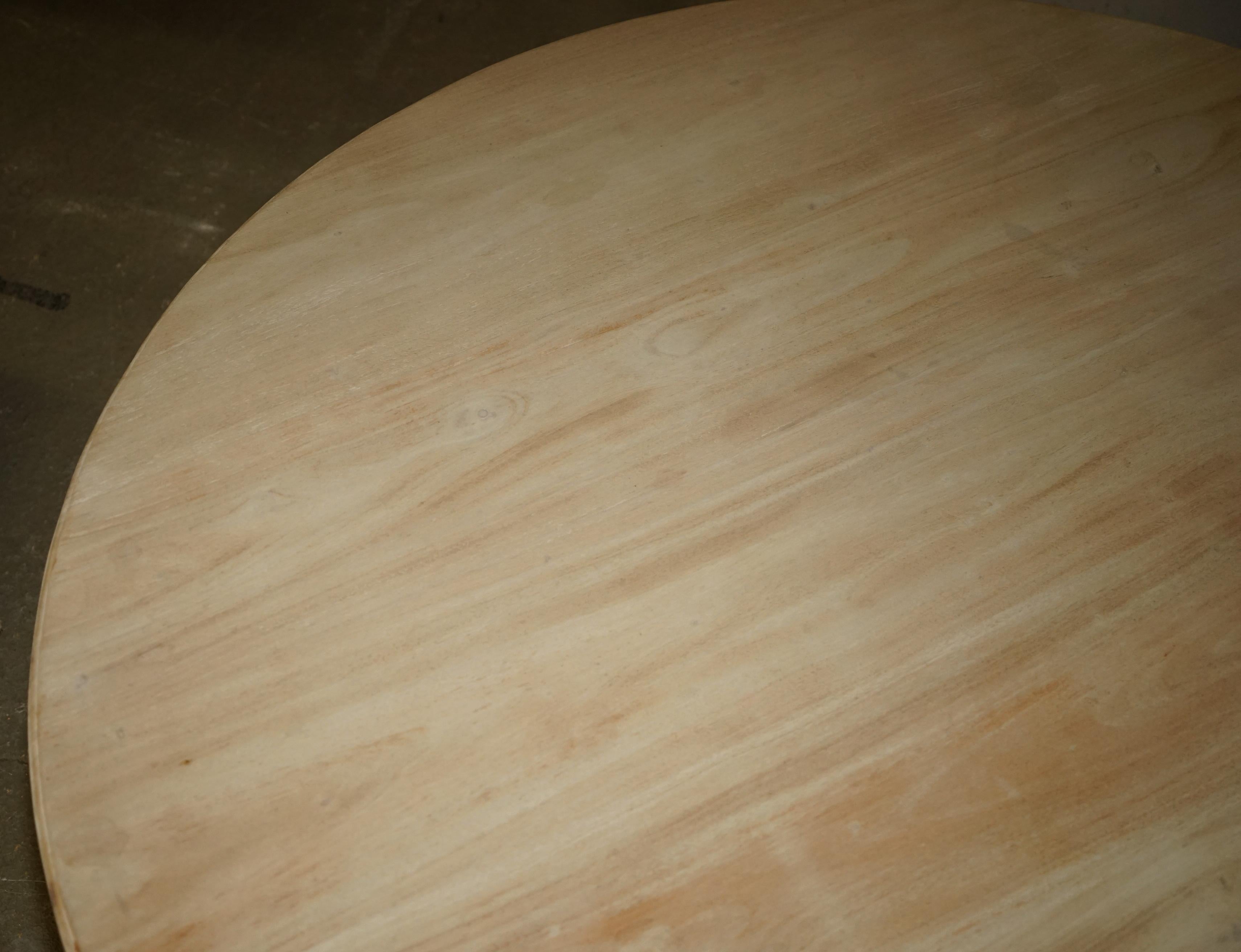 LARGE ANTiQUE HARDWOOD LIMED ROUND DINING TABLE SEATS UPTO SIX PEOPLE WELL For Sale 3