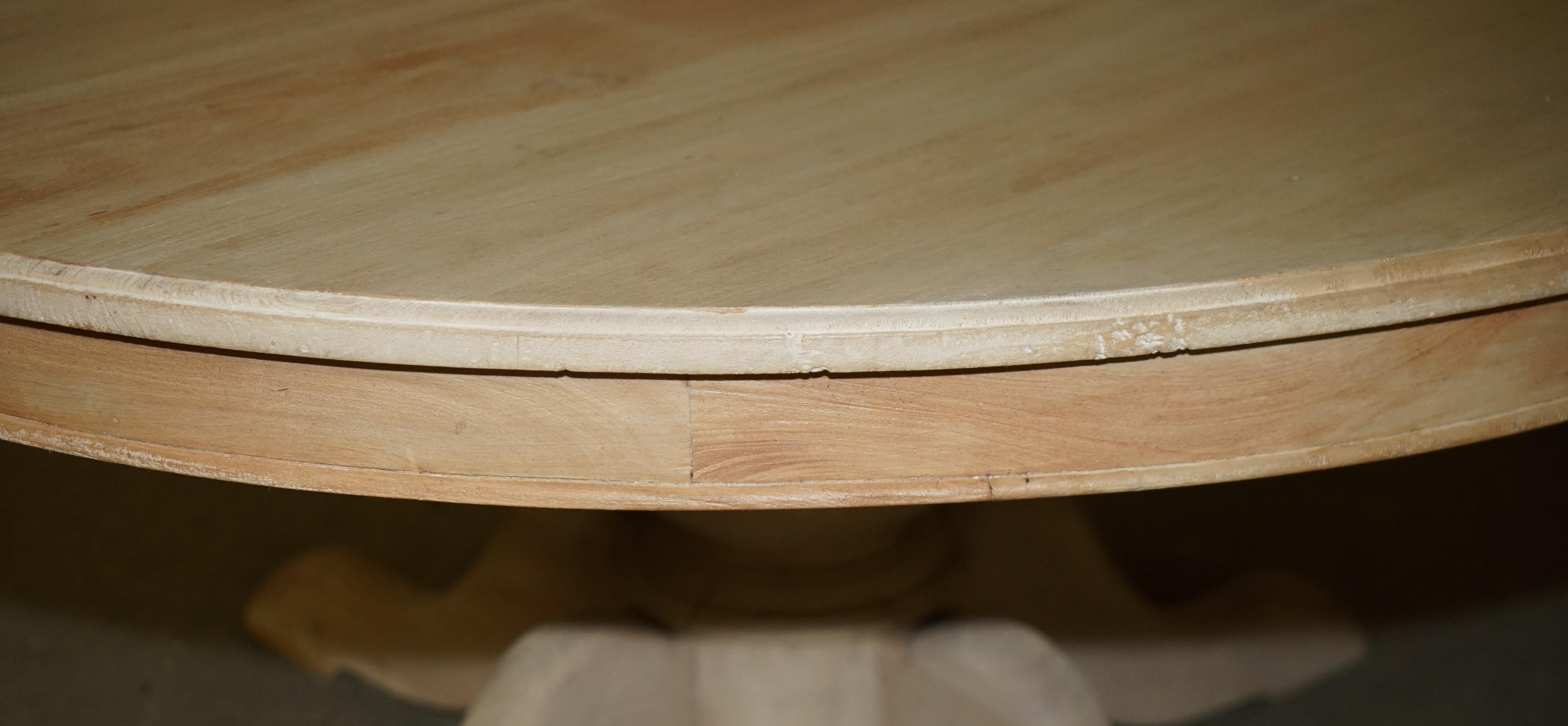 LARGE ANTiQUE HARDWOOD LIMED ROUND DINING TABLE SEATS UPTO SIX PEOPLE WELL In Good Condition For Sale In West Sussex, Pulborough