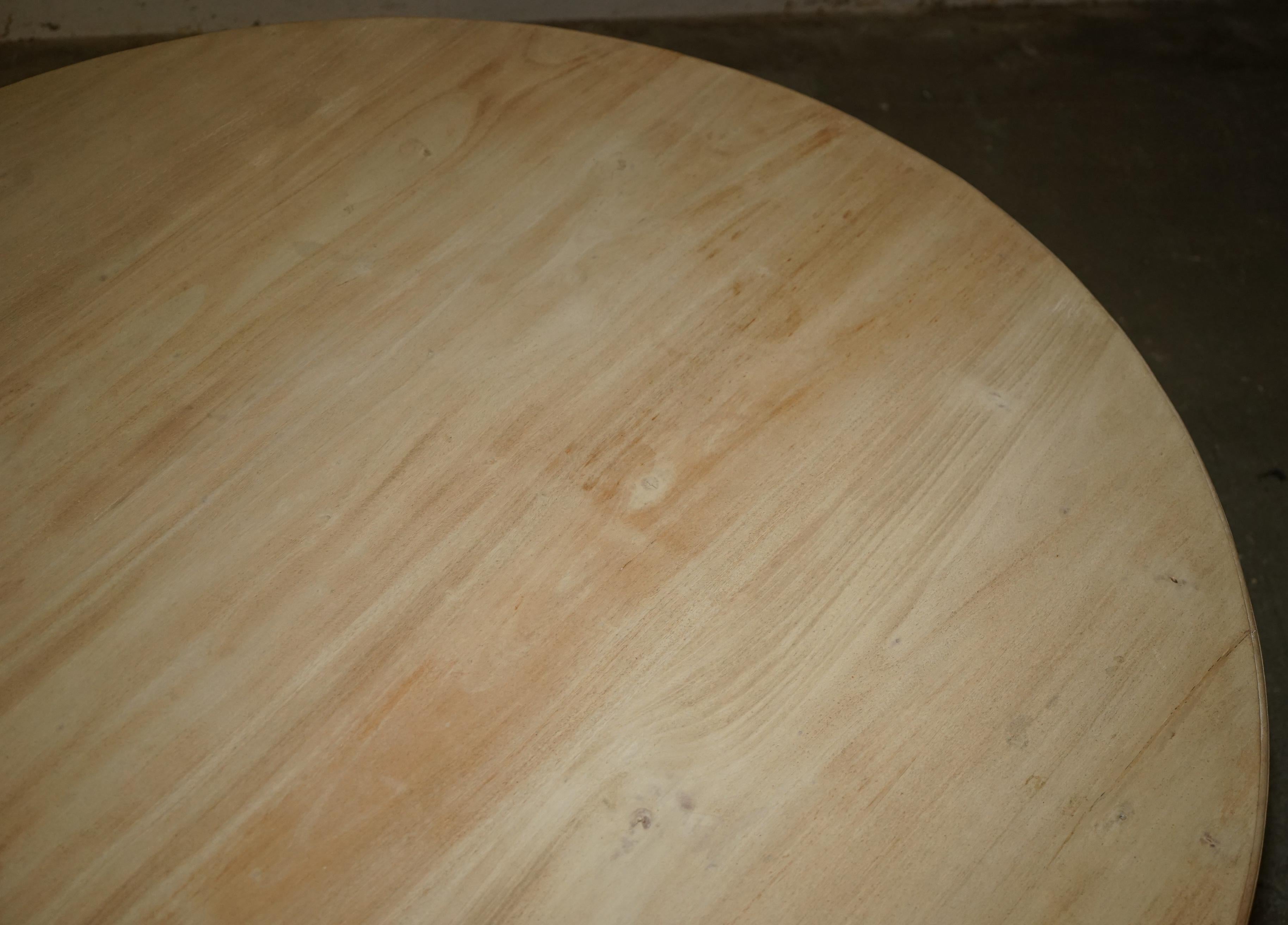 LARGE ANTiQUE HARDWOOD LIMED ROUND DINING TABLE SEATS UPTO SIX PEOPLE WELL For Sale 1