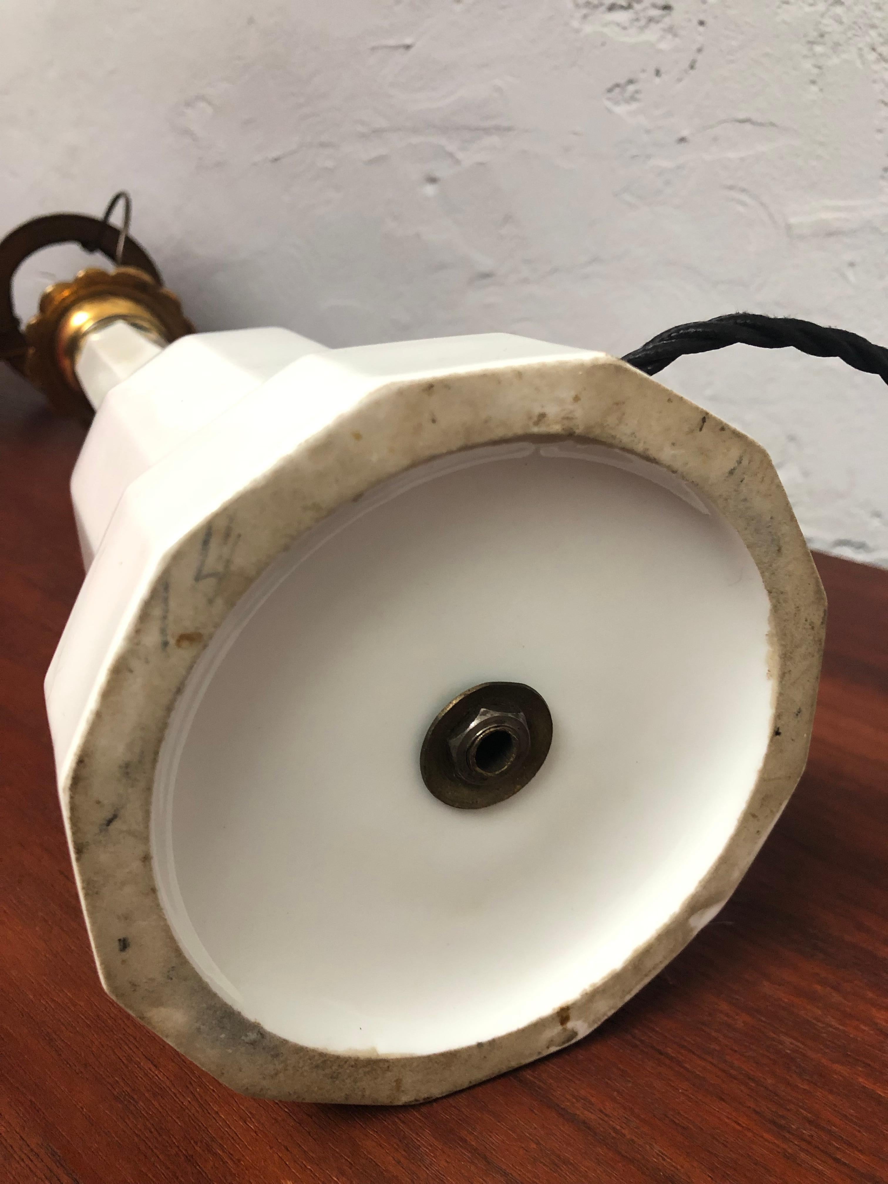 Grande lampe de bureau ancienne à huile électrifiée en céramique Heiberg en vente 4