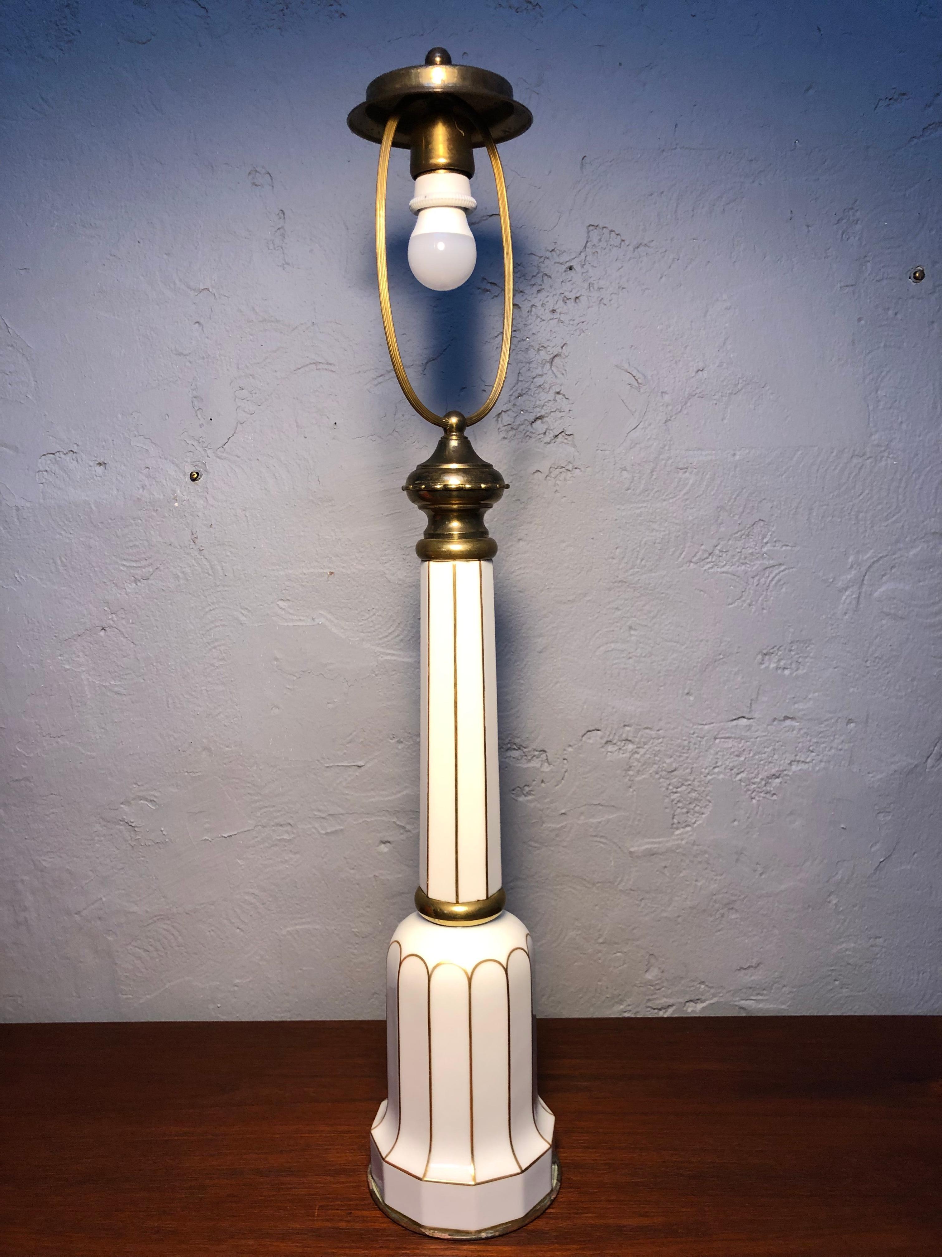 Milieu du XIXe siècle Grande lampe de bureau ancienne à huile électrifiée en céramique Heiberg en vente
