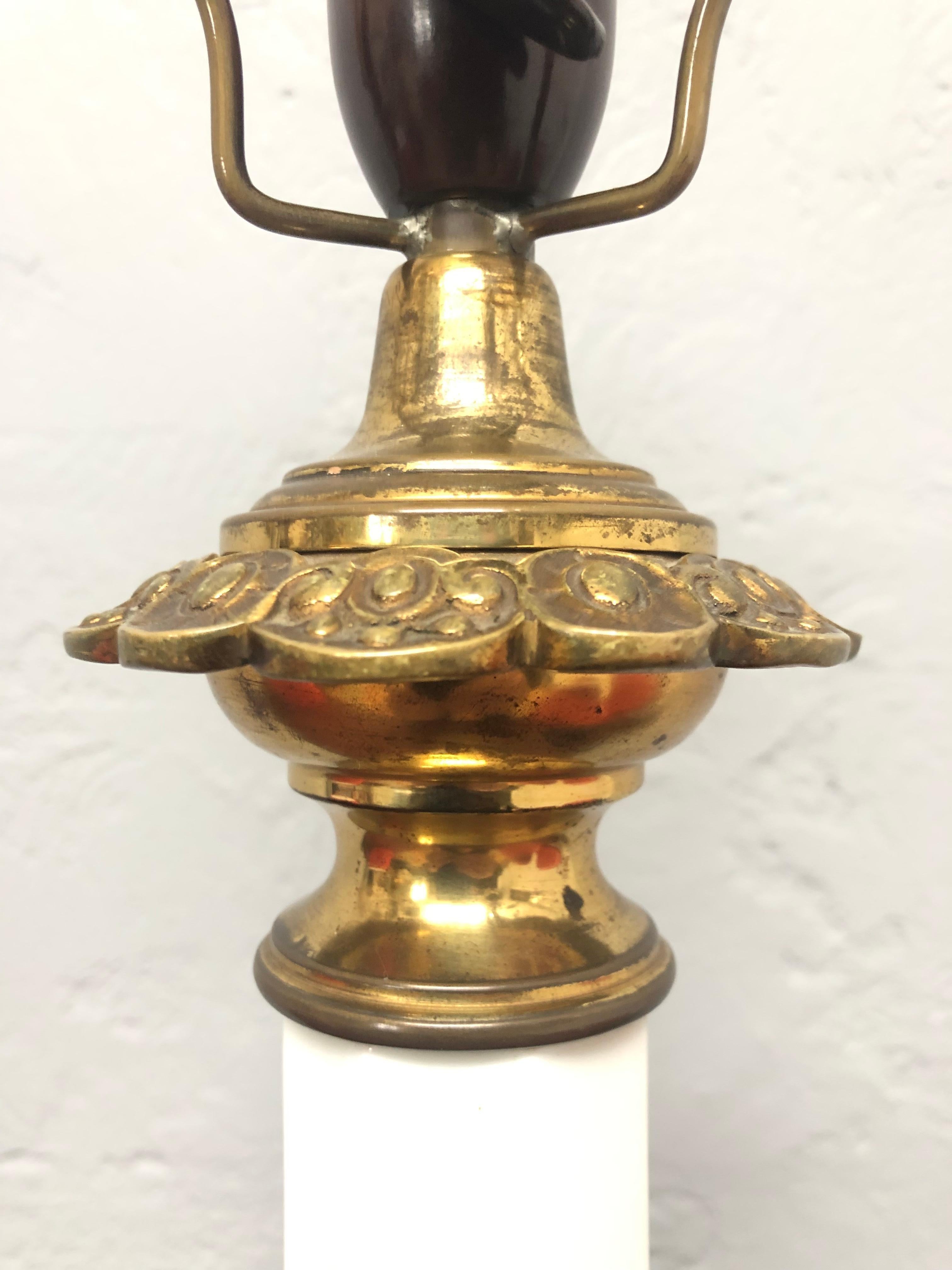 Milieu du XIXe siècle Grande lampe de bureau ancienne à huile électrifiée en céramique Heiberg en vente
