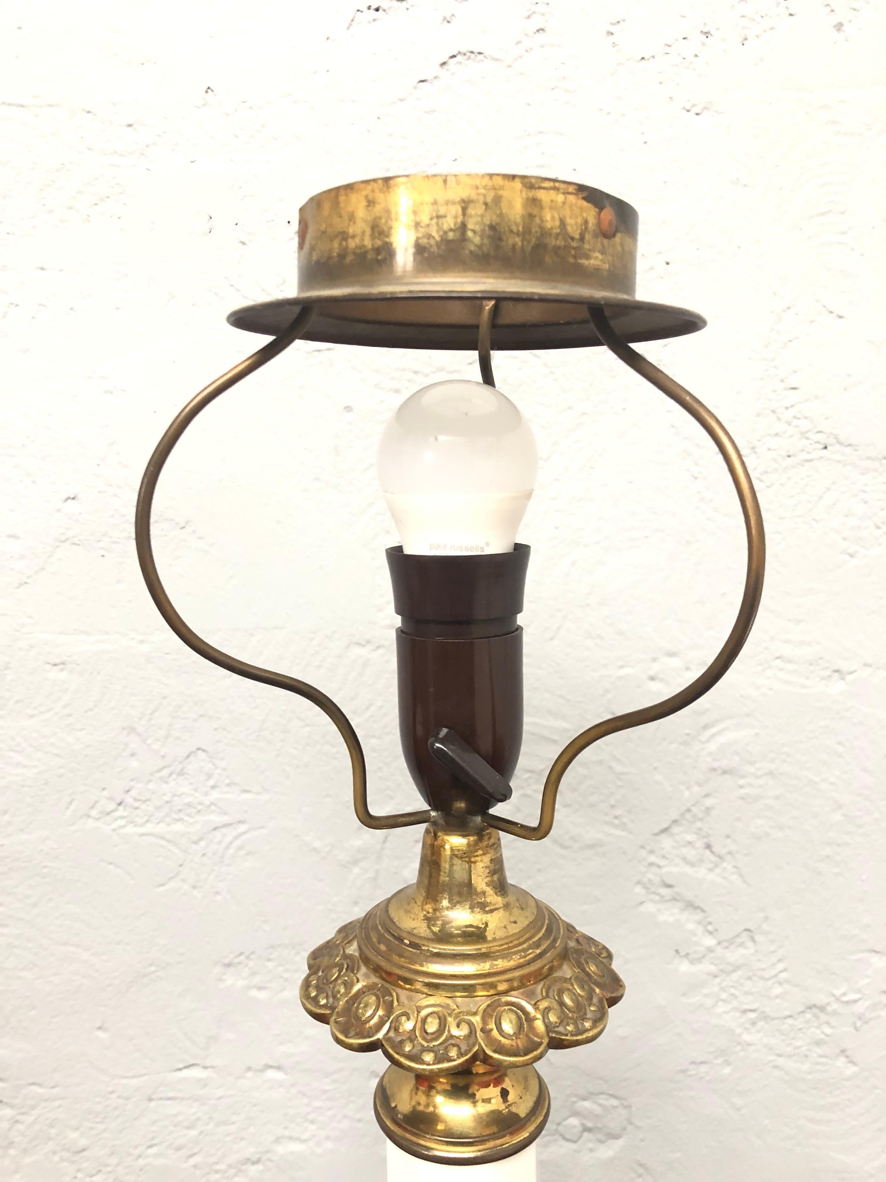 Laiton Grande lampe de bureau ancienne à huile électrifiée en céramique Heiberg en vente