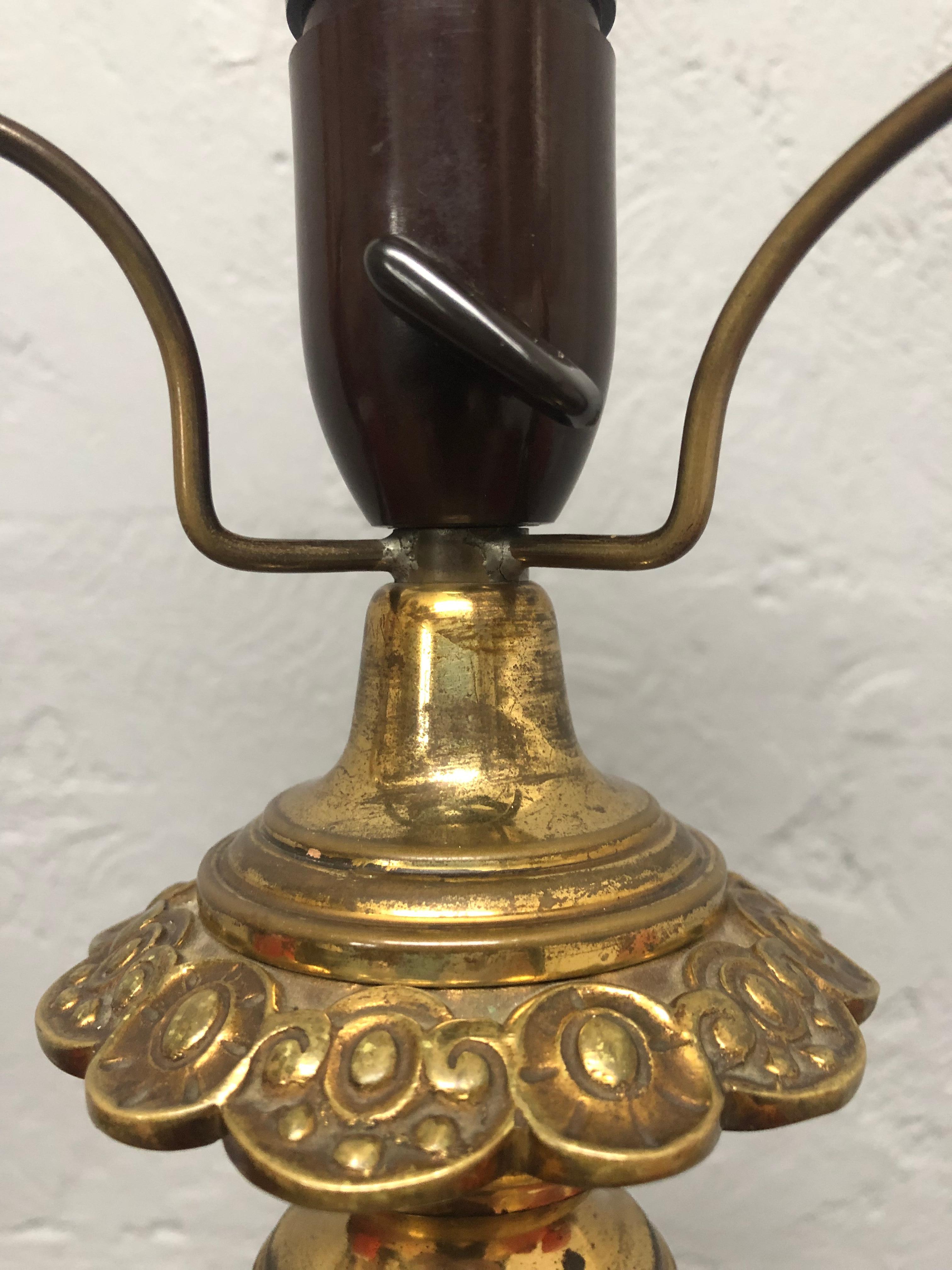Grande lampe de bureau ancienne à huile électrifiée en céramique Heiberg en vente 1