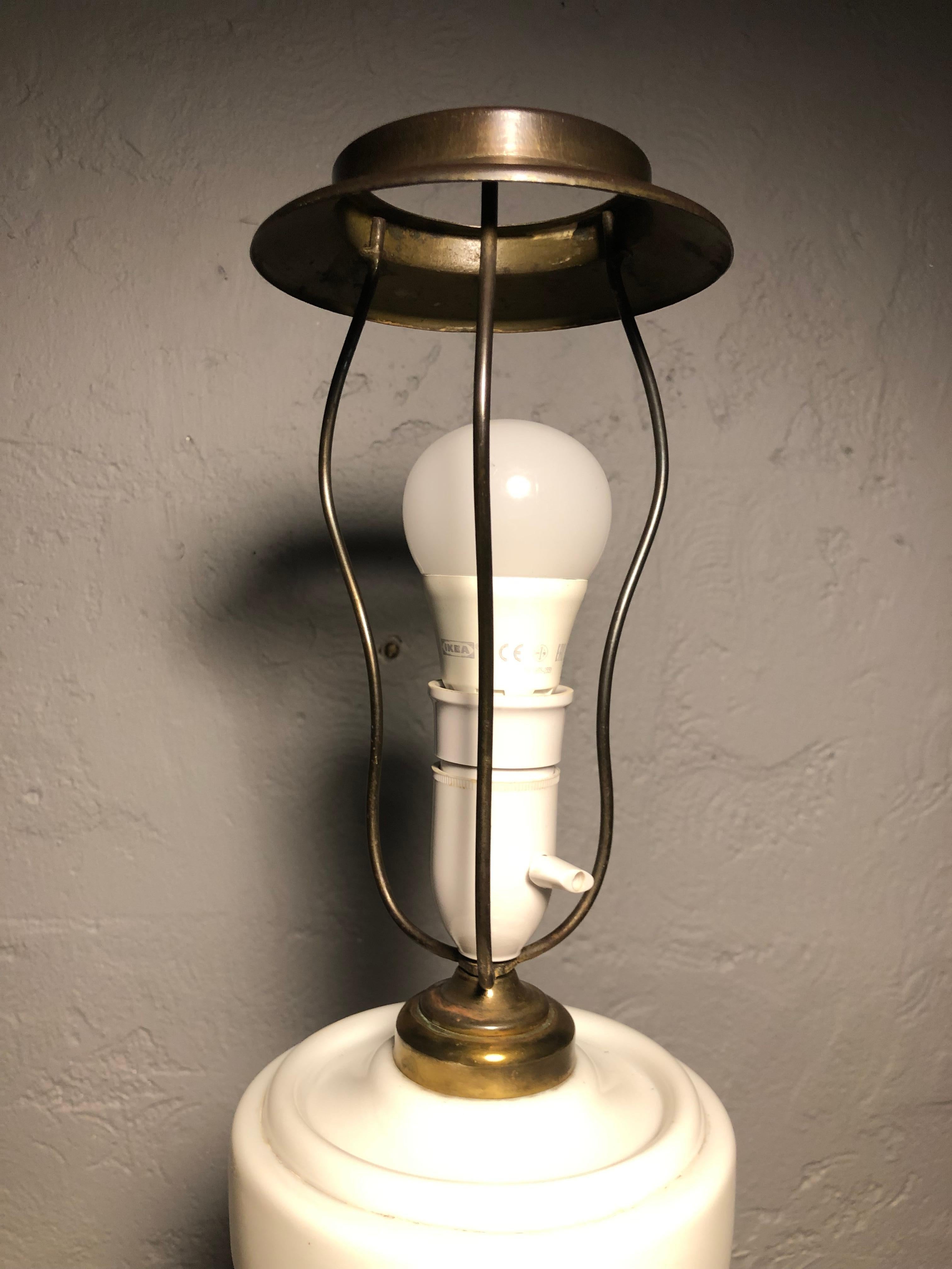 Grande lampe de bureau ancienne Heiberg à huile électrifiée en verre opalin en vente 5