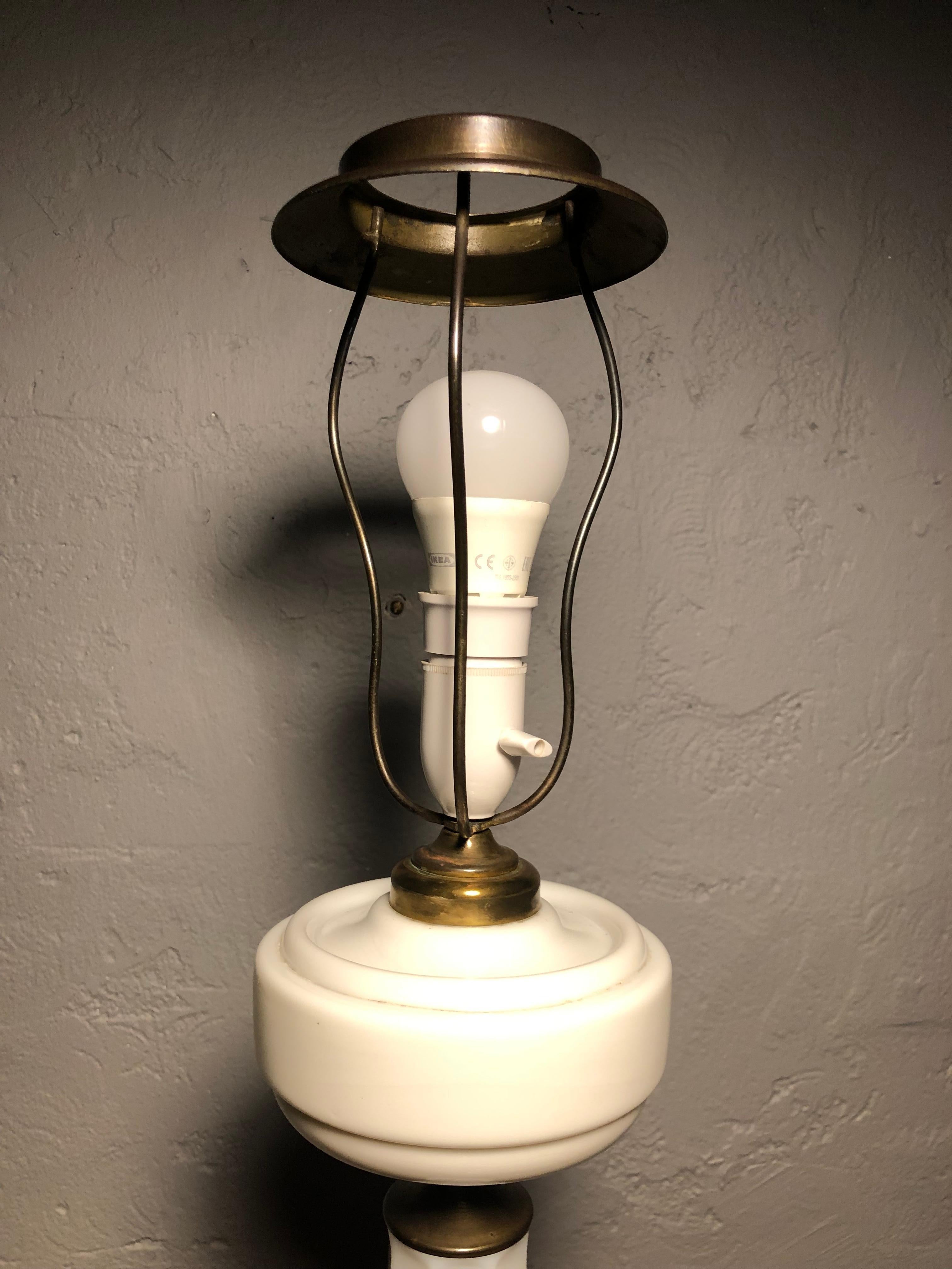 Grande lampe de bureau ancienne Heiberg à huile électrifiée en verre opalin en vente 7