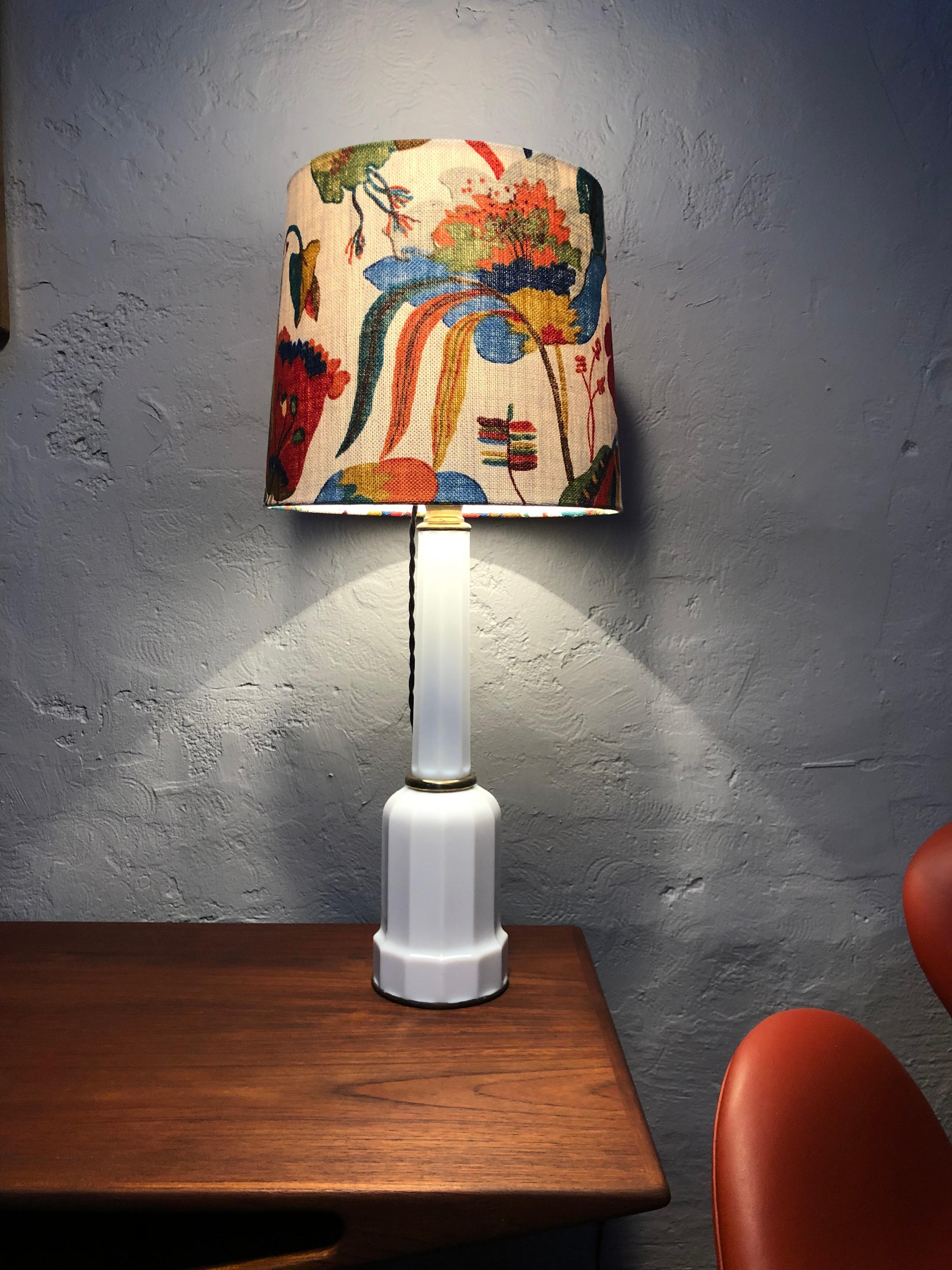 Große beeindruckend schöne antike Heiberg-Öl-Tischlampe aus den 1800er Jahren in weißem Opalglas und mit Messingbeschlägen.
Anfang der 1900er Jahre auf Elektrizität umgestellt.
Lampenfassung aus Bakelit mit An/Aus-Schalter.
Neu verdrahtet mit