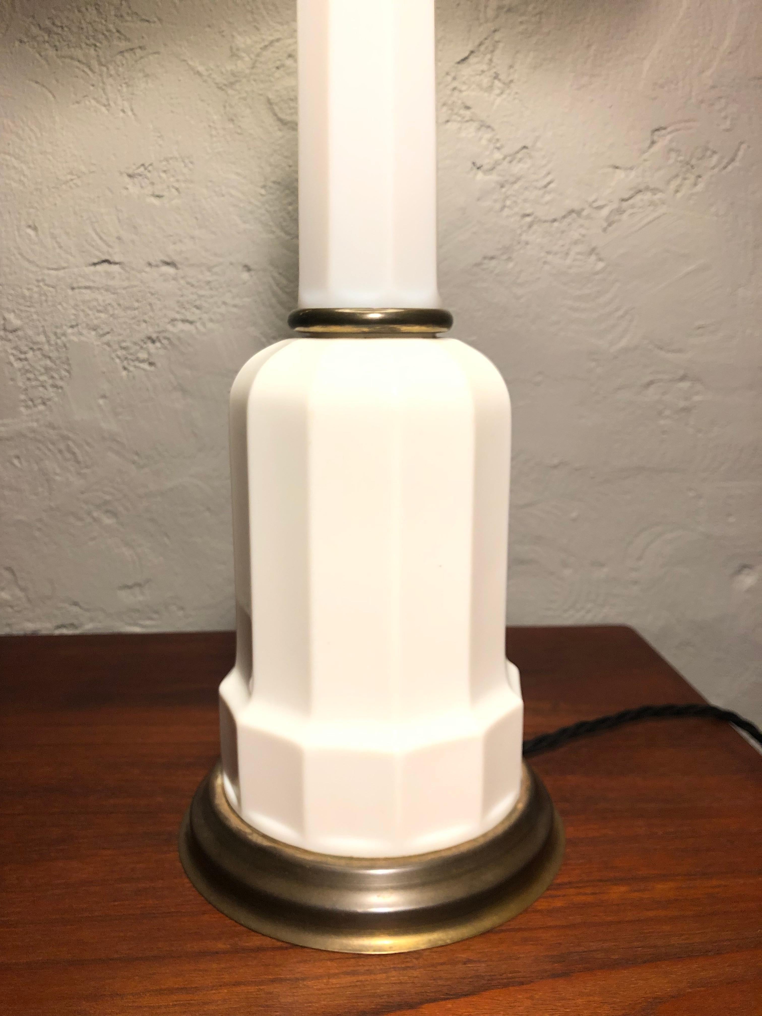 Victorien Grande lampe de bureau ancienne Heiberg à huile électrifiée en verre opalin en vente