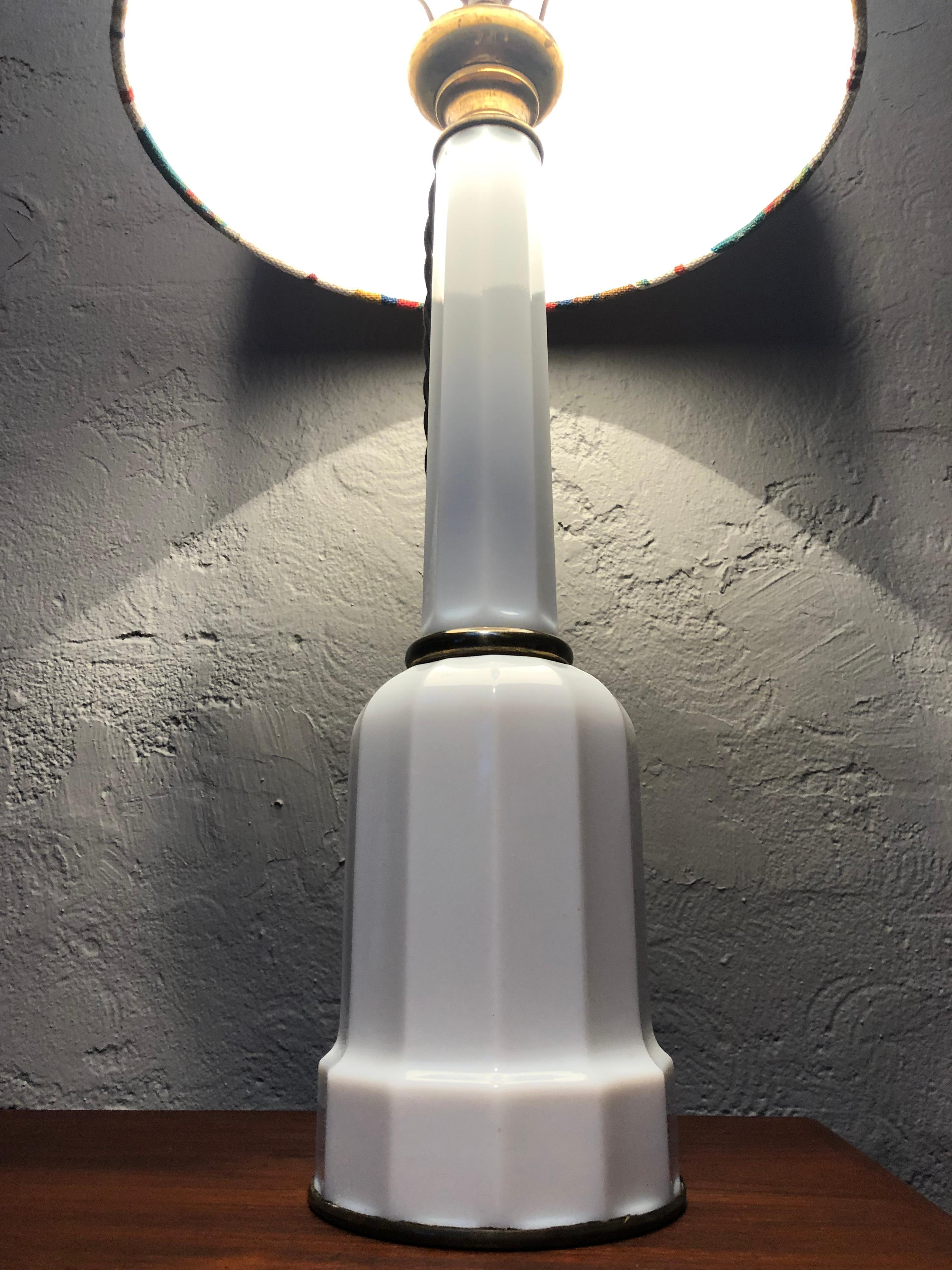 Fait main Grande lampe de bureau ancienne Heiberg à huile électrifiée en verre opalin en vente
