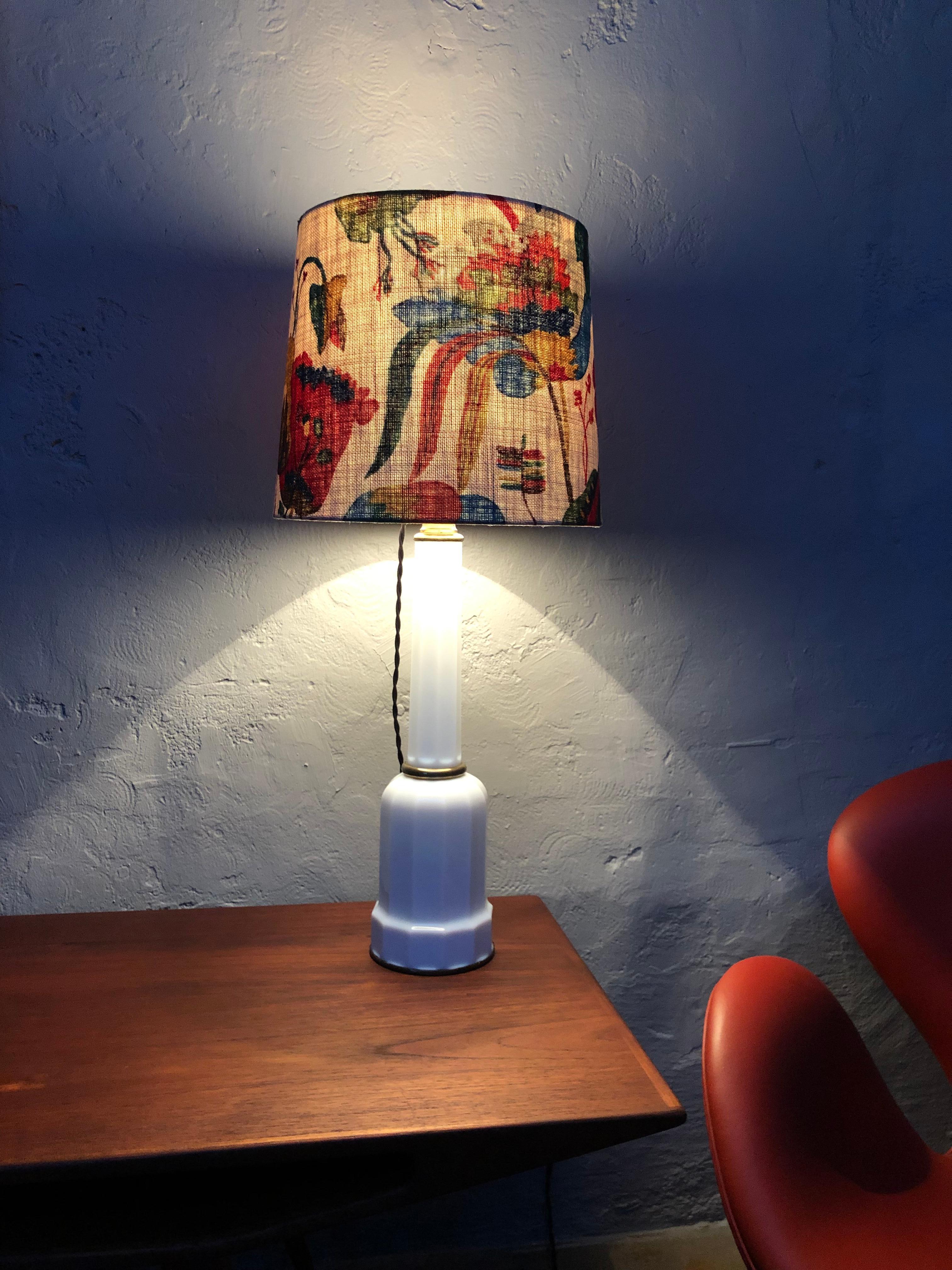 Grande lampe de bureau ancienne Heiberg à huile électrifiée en verre opalin Bon état - En vente à Søborg, DK