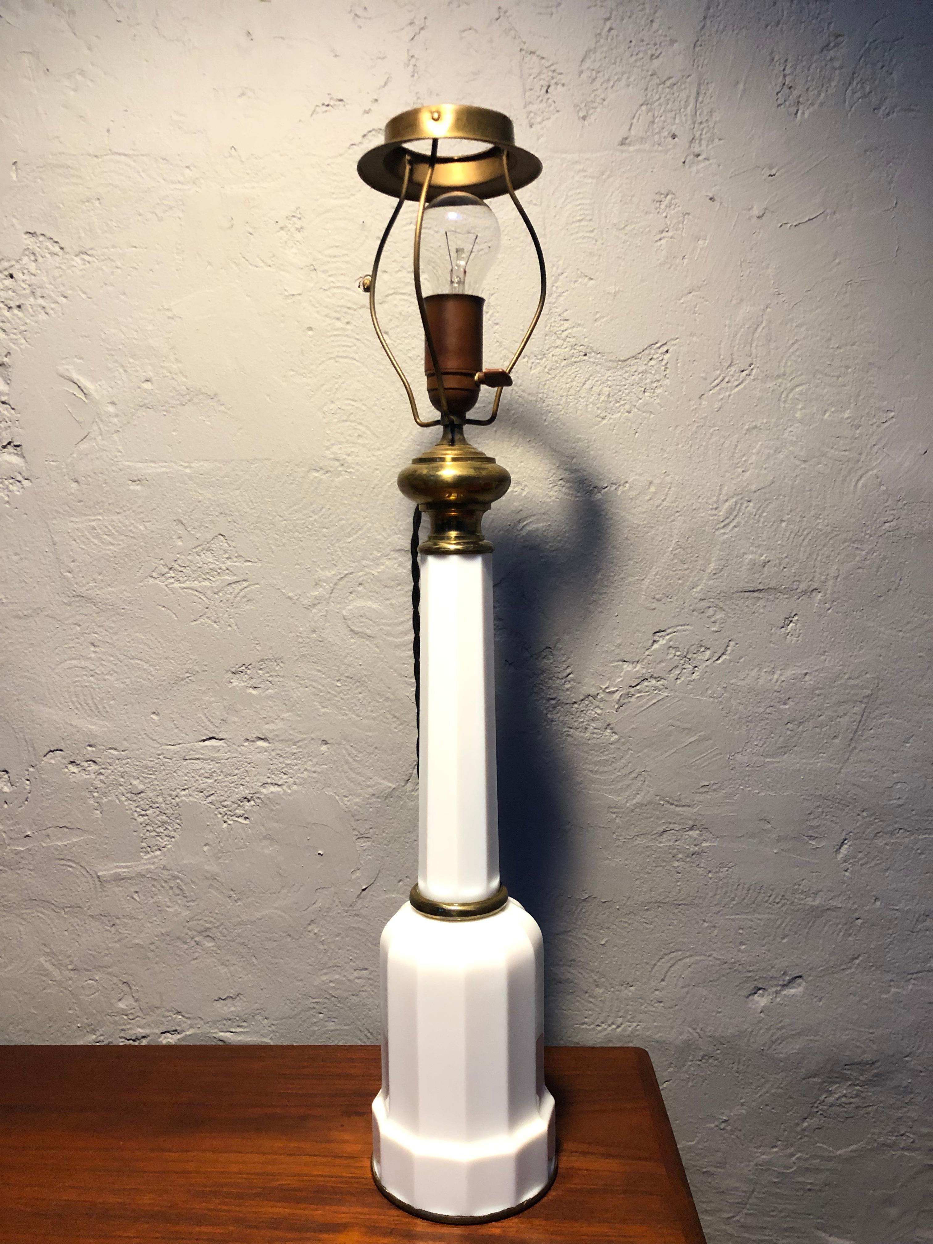 Milieu du XIXe siècle Grande lampe de bureau ancienne Heiberg à huile électrifiée en verre opalin en vente