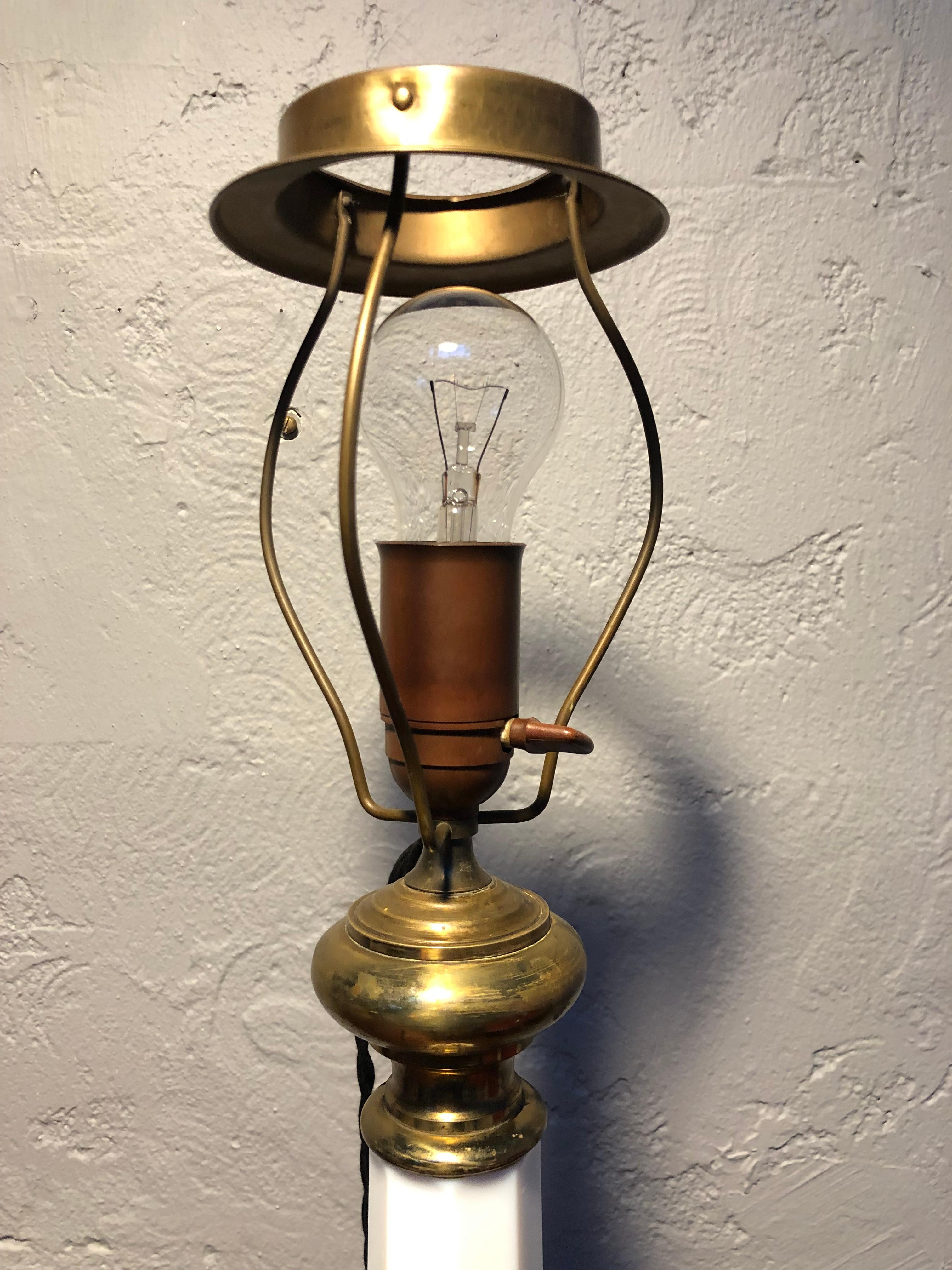 Große antike Heiberg Opalglas-Tischlampe, elektrifiziertes Öl, Heiberg (Messing) im Angebot