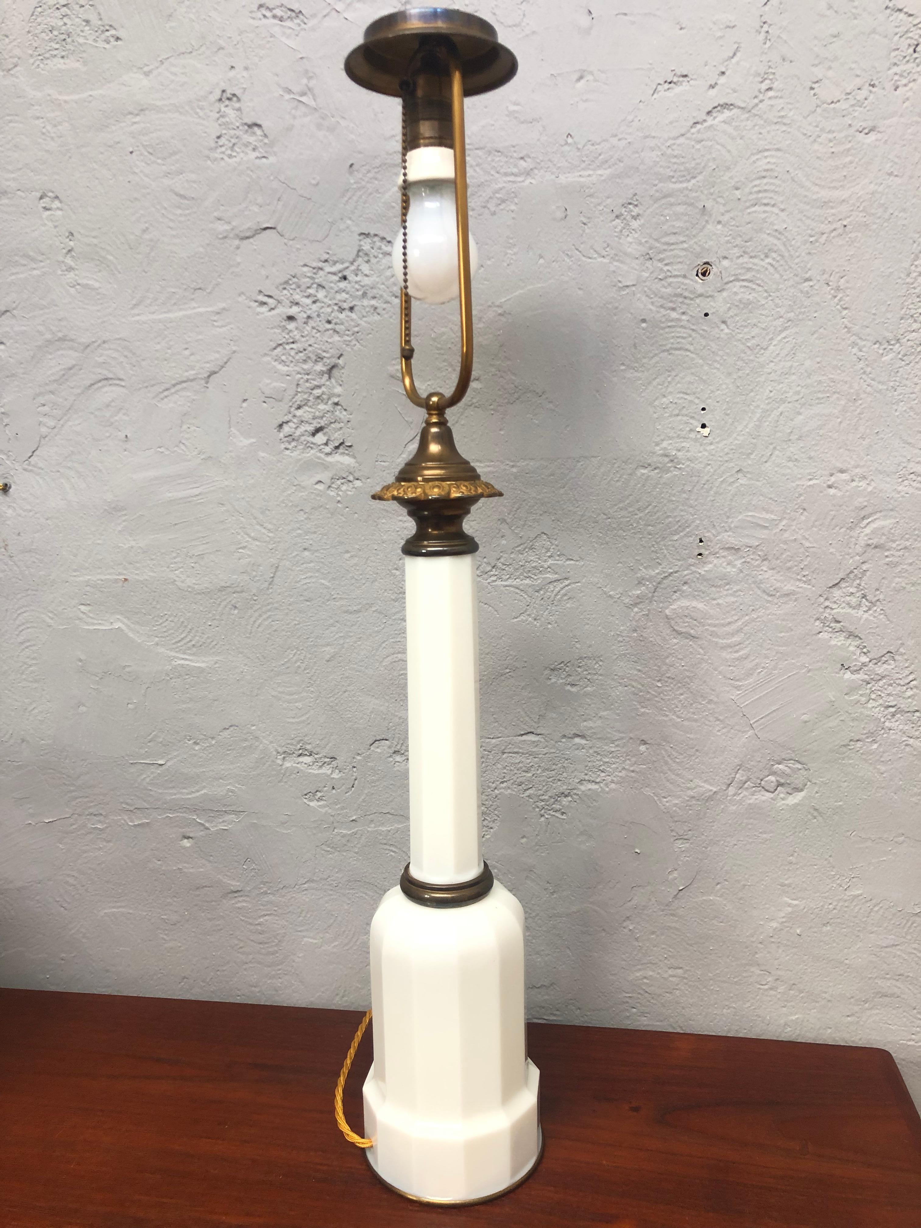 Grande lampe de bureau ancienne en verre opalin Heiberg des années 1920 en vente 3