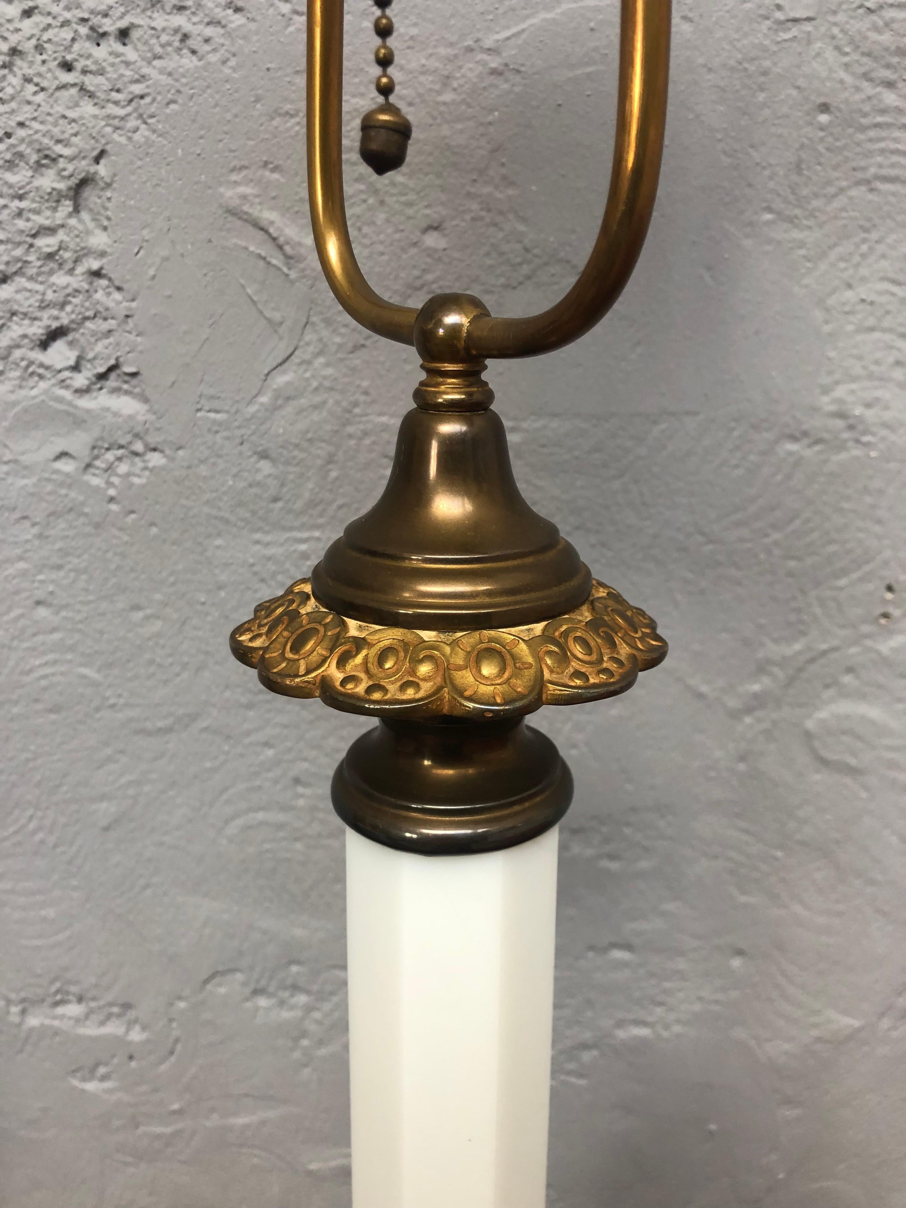 Grande lampe de bureau ancienne en verre opalin Heiberg des années 1920 en vente 4