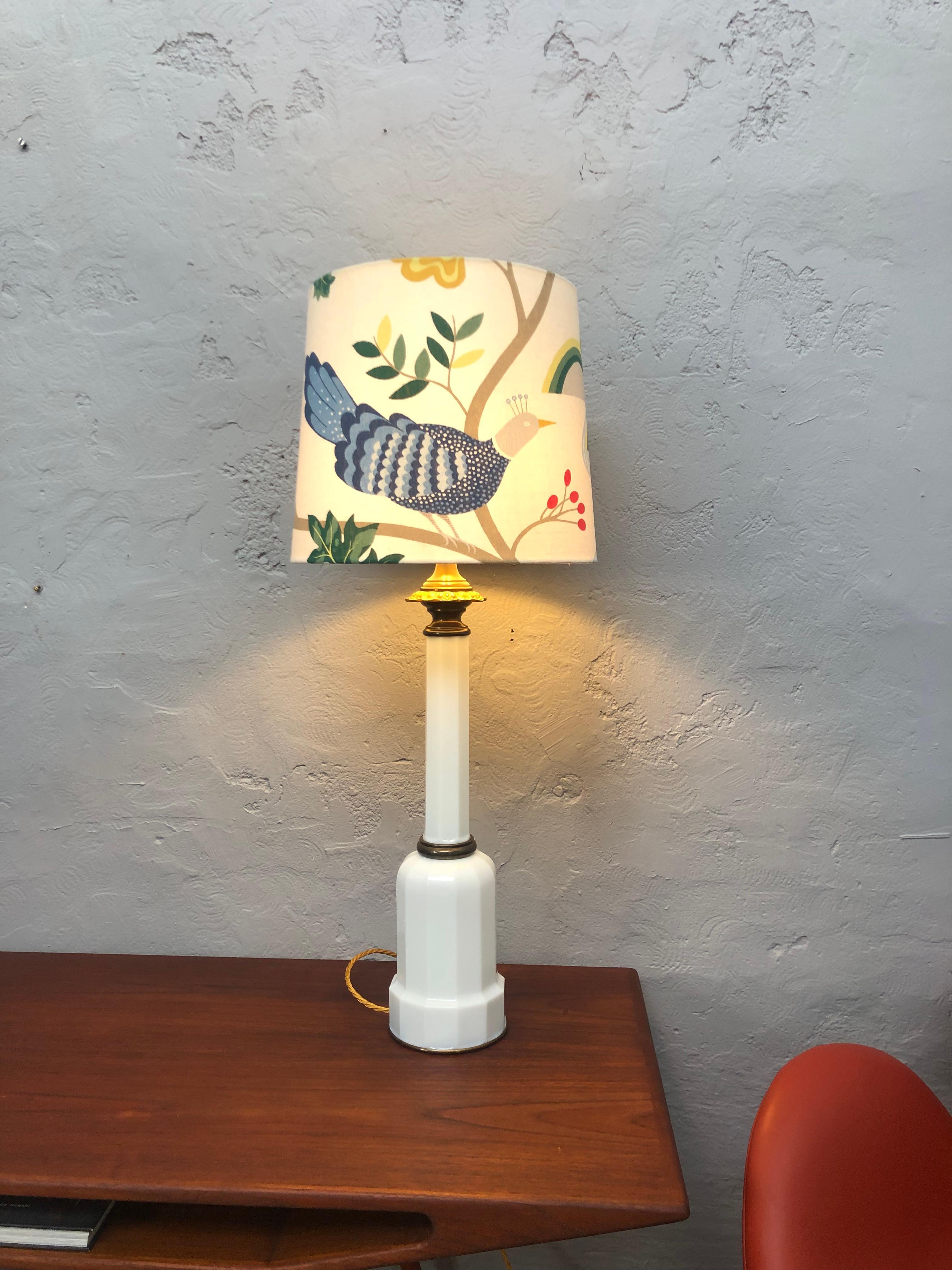 Grande et impressionnante lampe de table antique Heiberg des années 1920 en verre opalin blanc et avec des accessoires en laiton. 
Porte-lampe en laiton et céramique avec un interrupteur à tirette à chaîne. 
Support d'abat-jour en laiton.
Recâblage