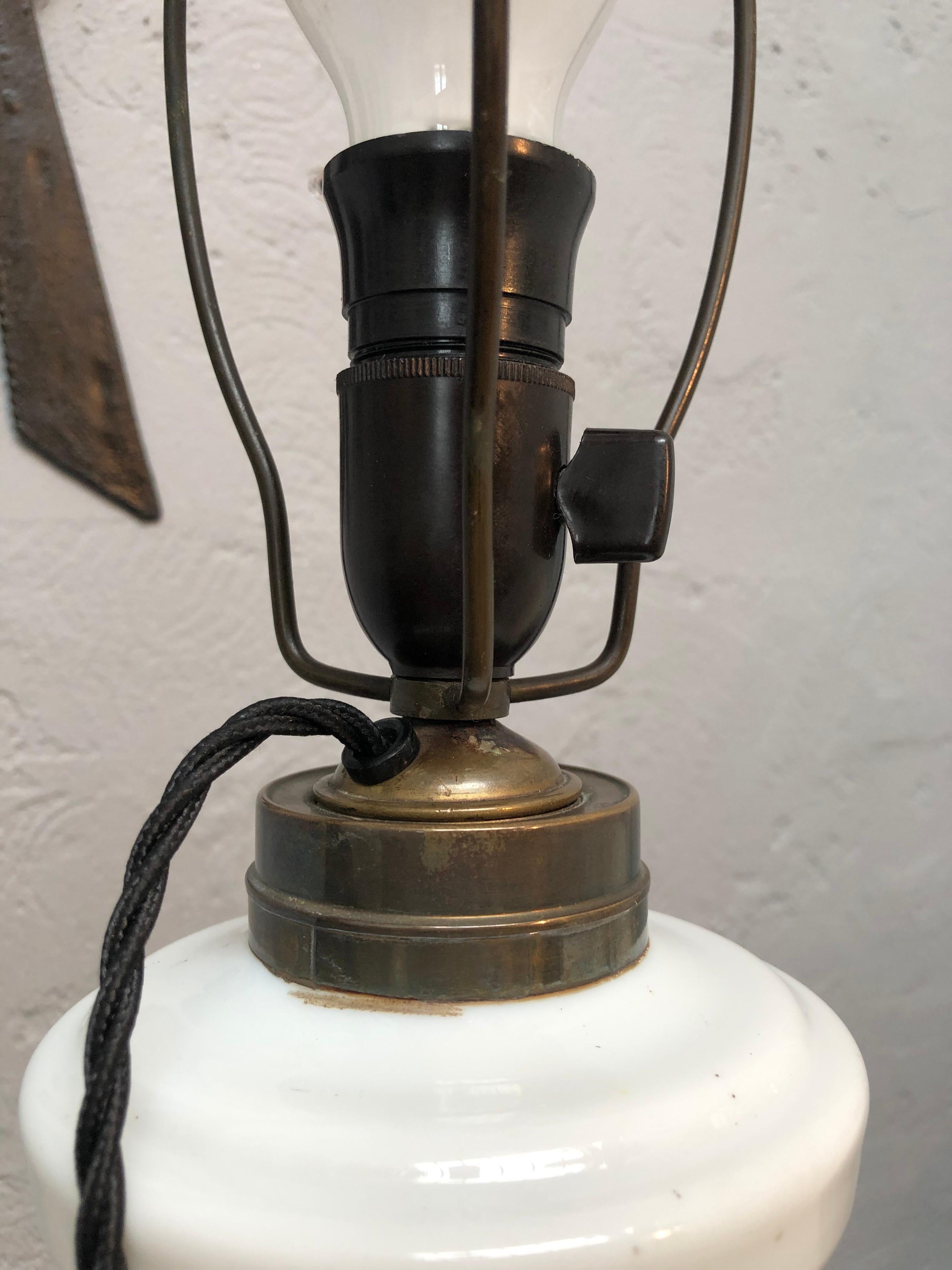 Milieu du XIXe siècle Grande lampe de bureau ancienne à l'huile/électrique en porcelaine Heiberg en vente