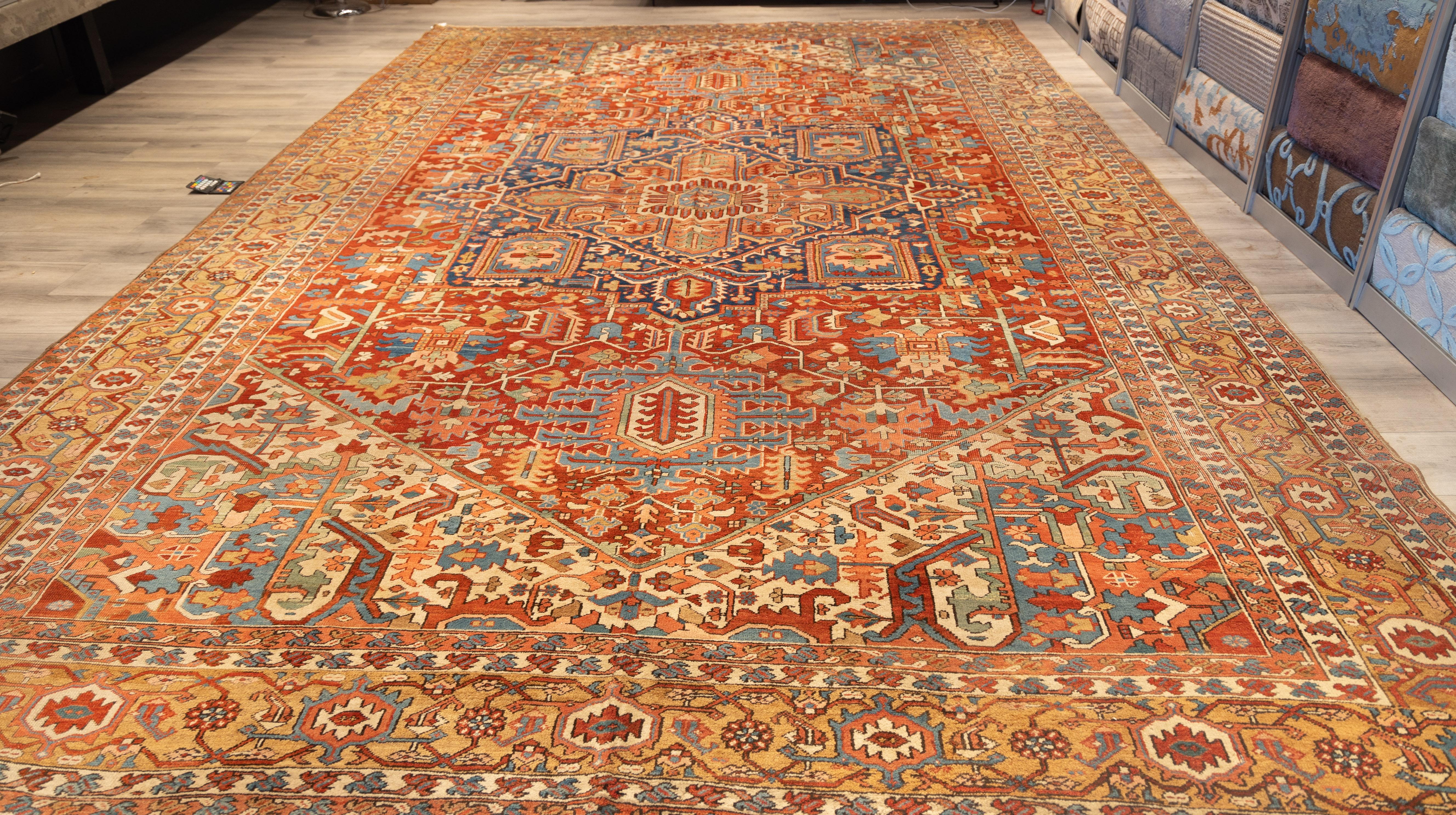 Heriz Serapi Large antique heriz room early 20th cent. For Sale