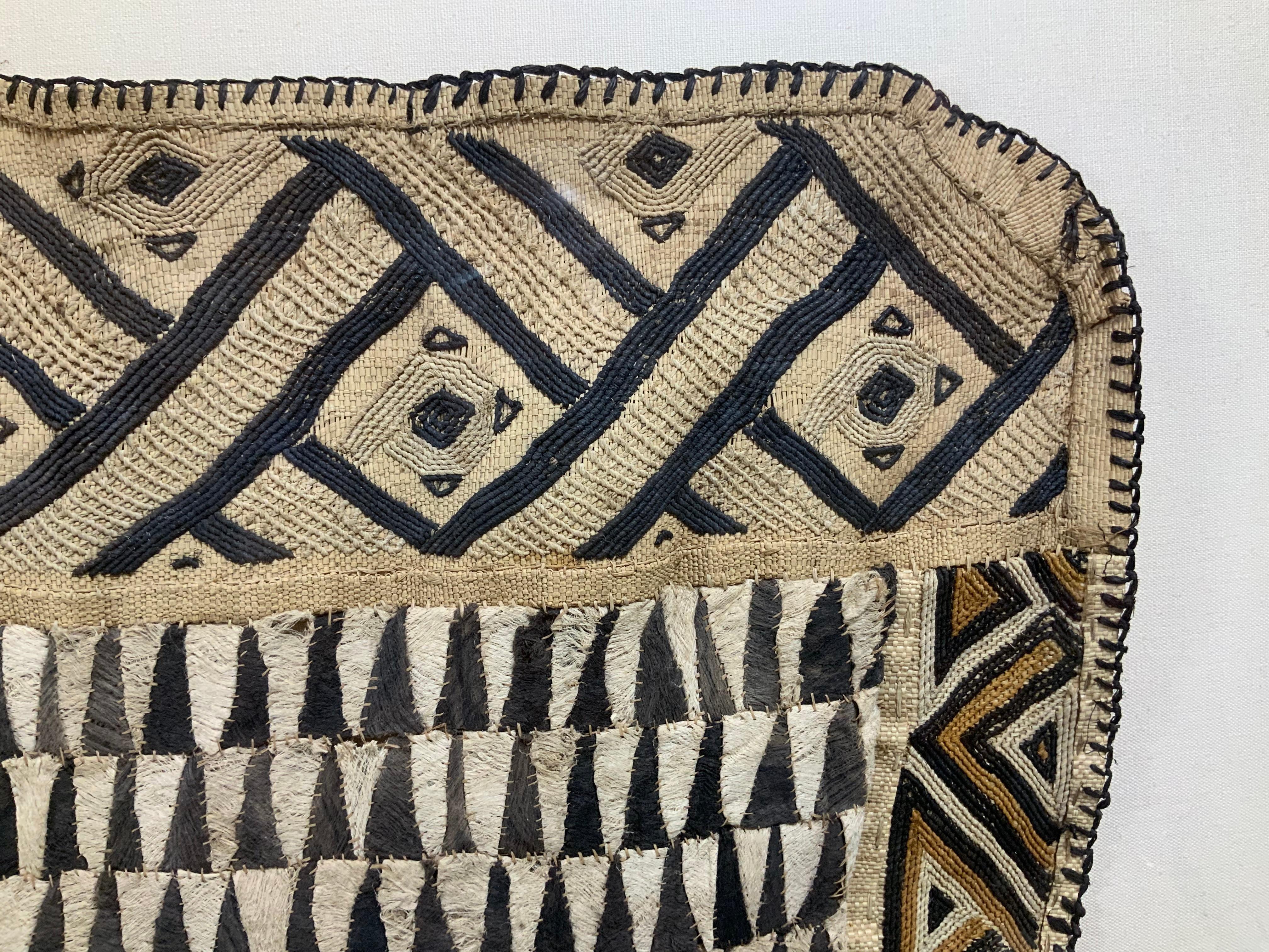 Großes großes antikes horizontales afrikanisches Textil  Shadowbox-Wandbehang im Angebot 3