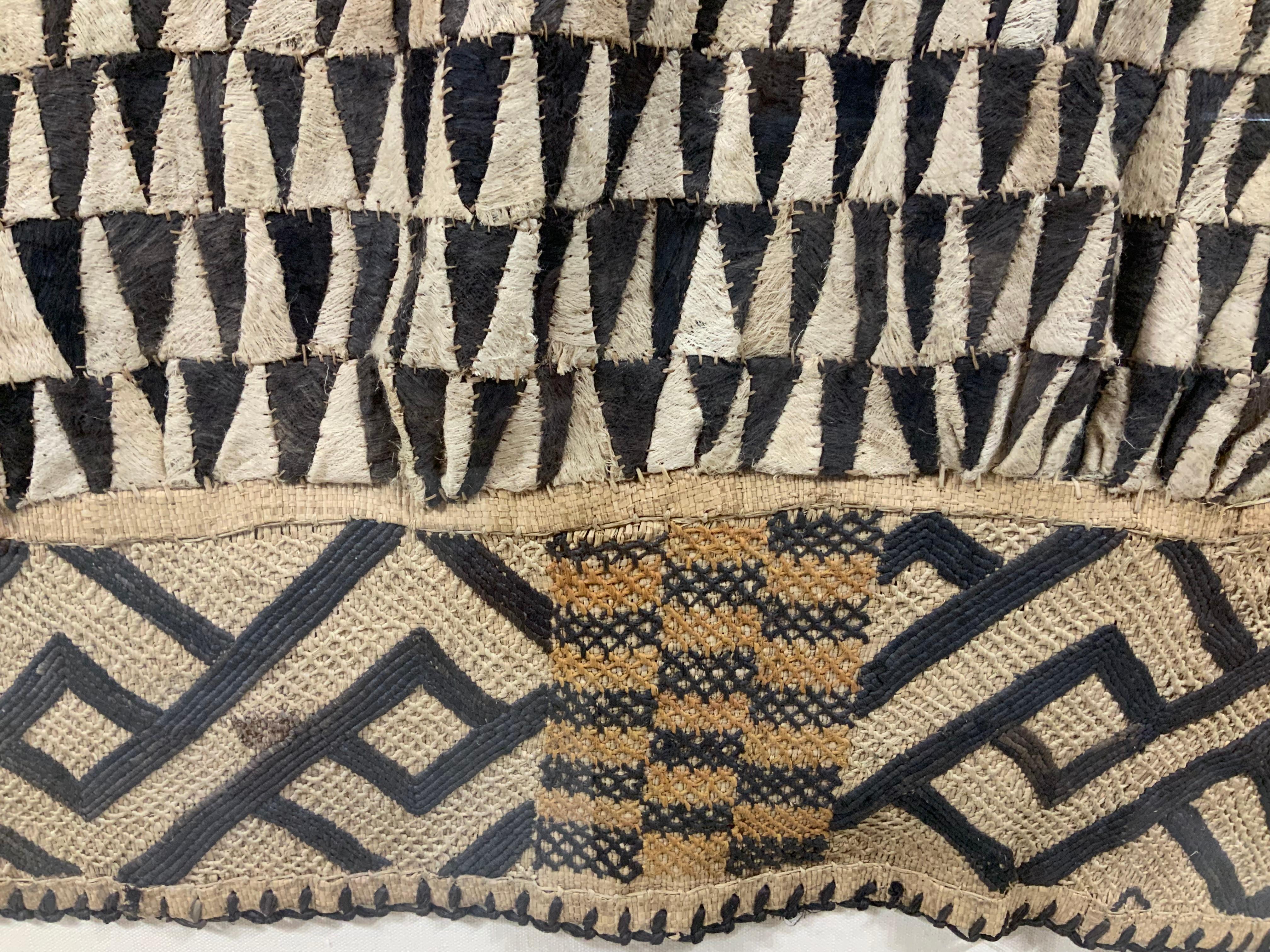 Großes großes antikes horizontales afrikanisches Textil  Shadowbox-Wandbehang im Angebot 4