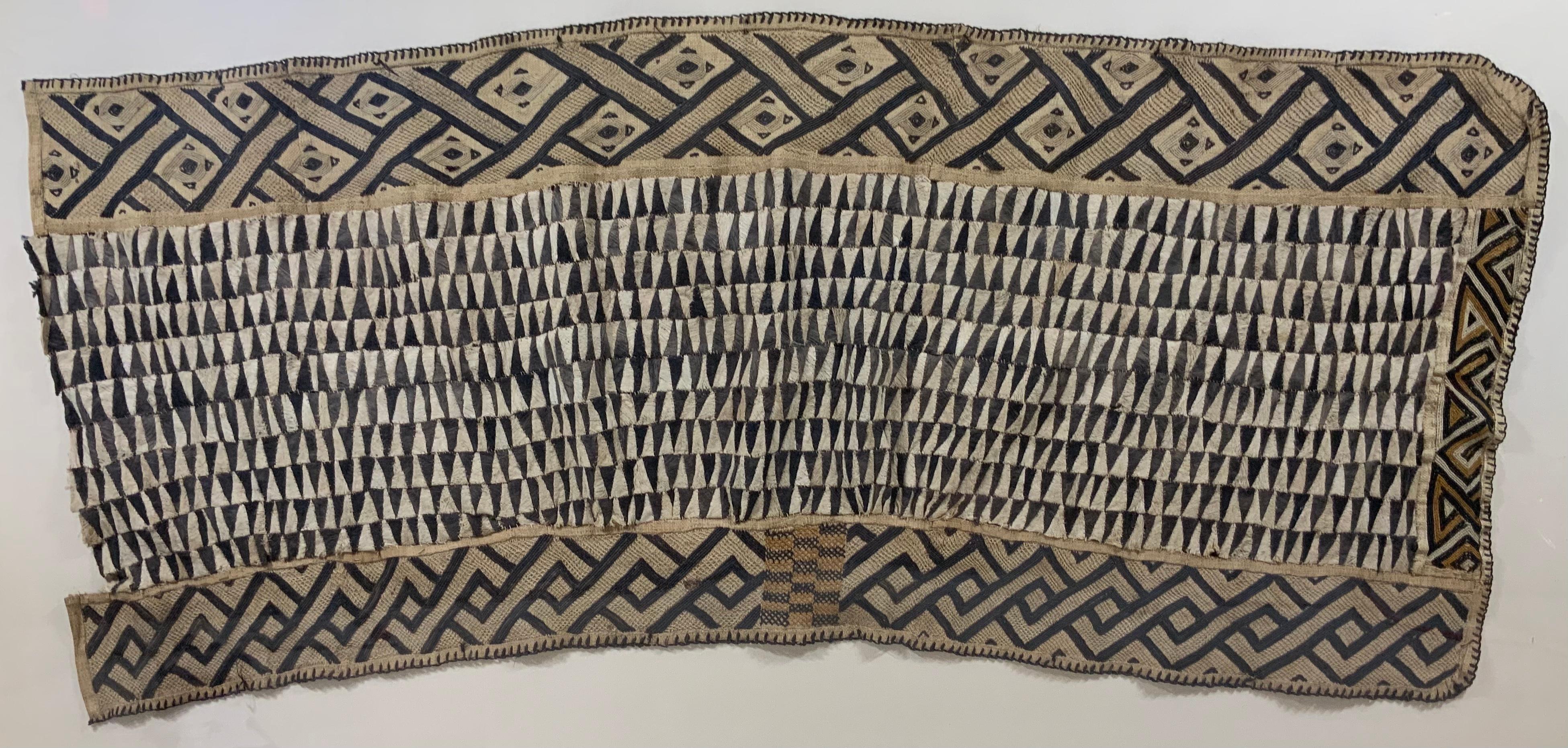 Großes großes antikes horizontales afrikanisches Textil  Shadowbox-Wandbehang im Angebot 5