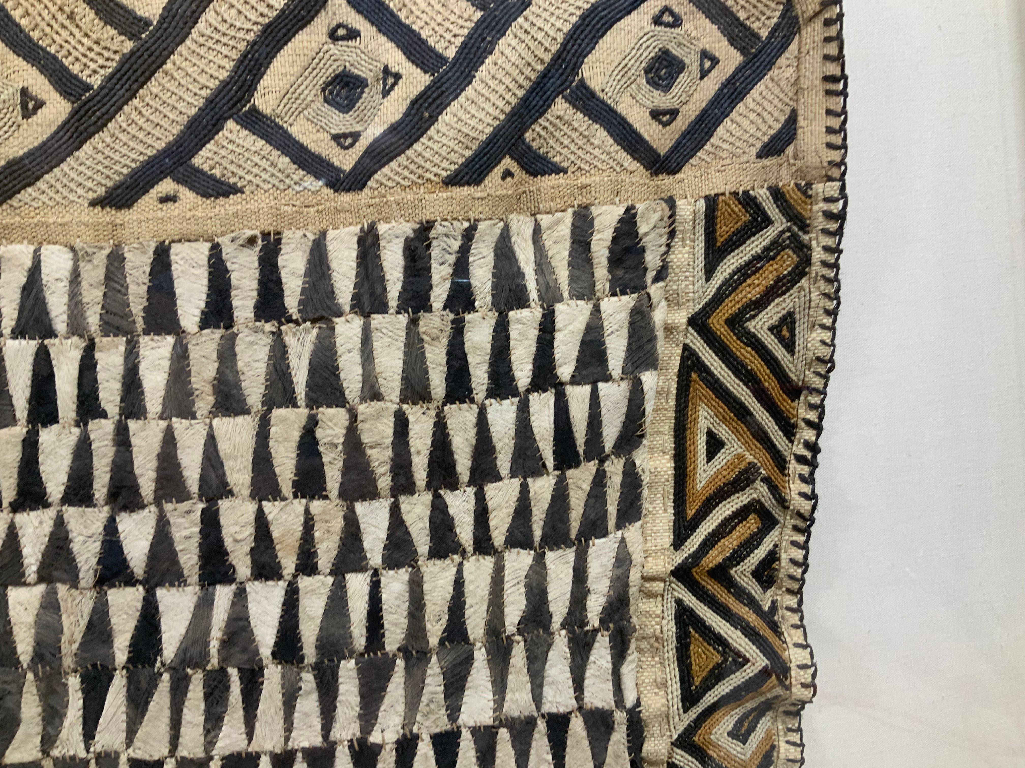 Großes großes antikes horizontales afrikanisches Textil  Shadowbox-Wandbehang im Angebot 6