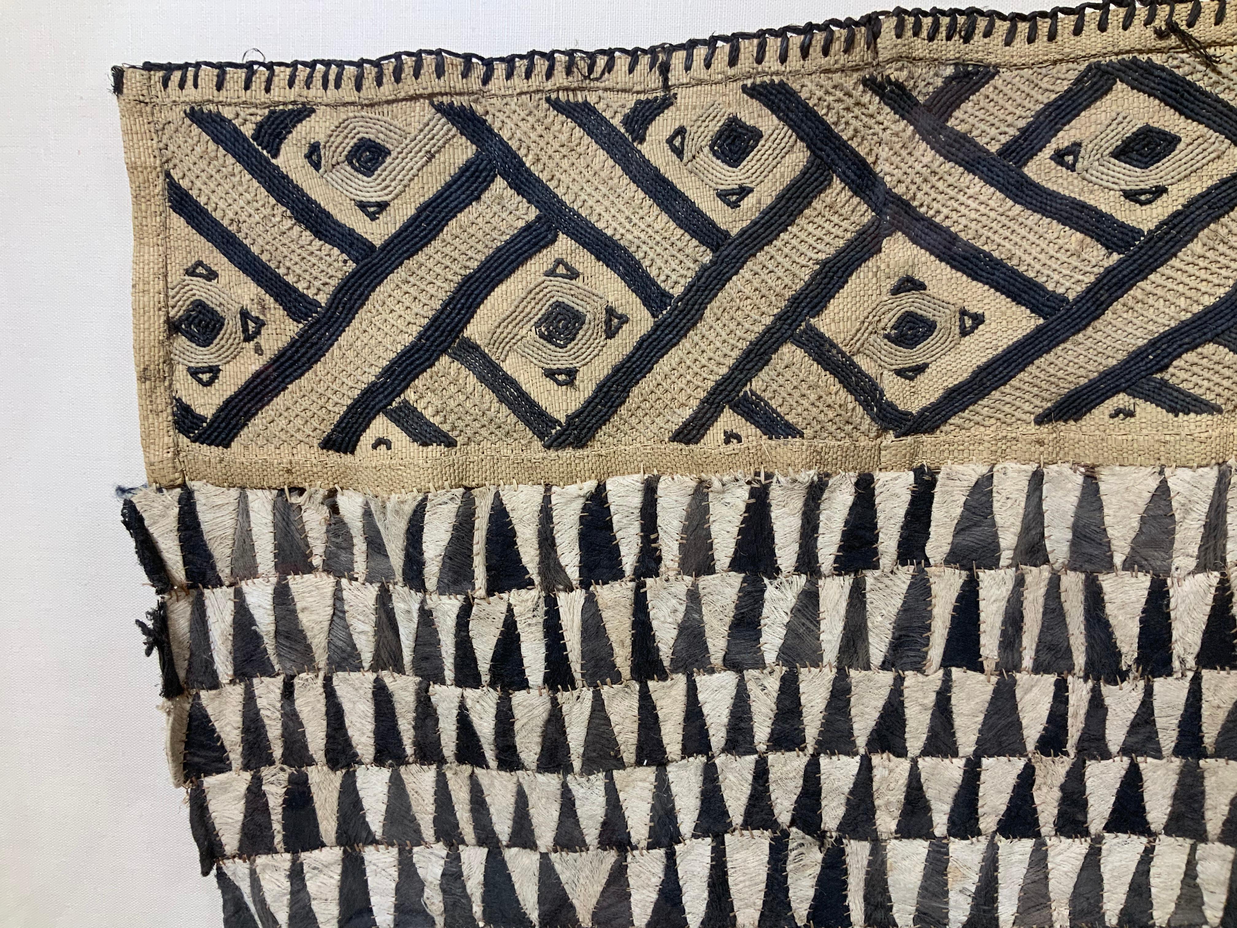 Großes großes antikes horizontales afrikanisches Textil  Shadowbox-Wandbehang im Angebot 7
