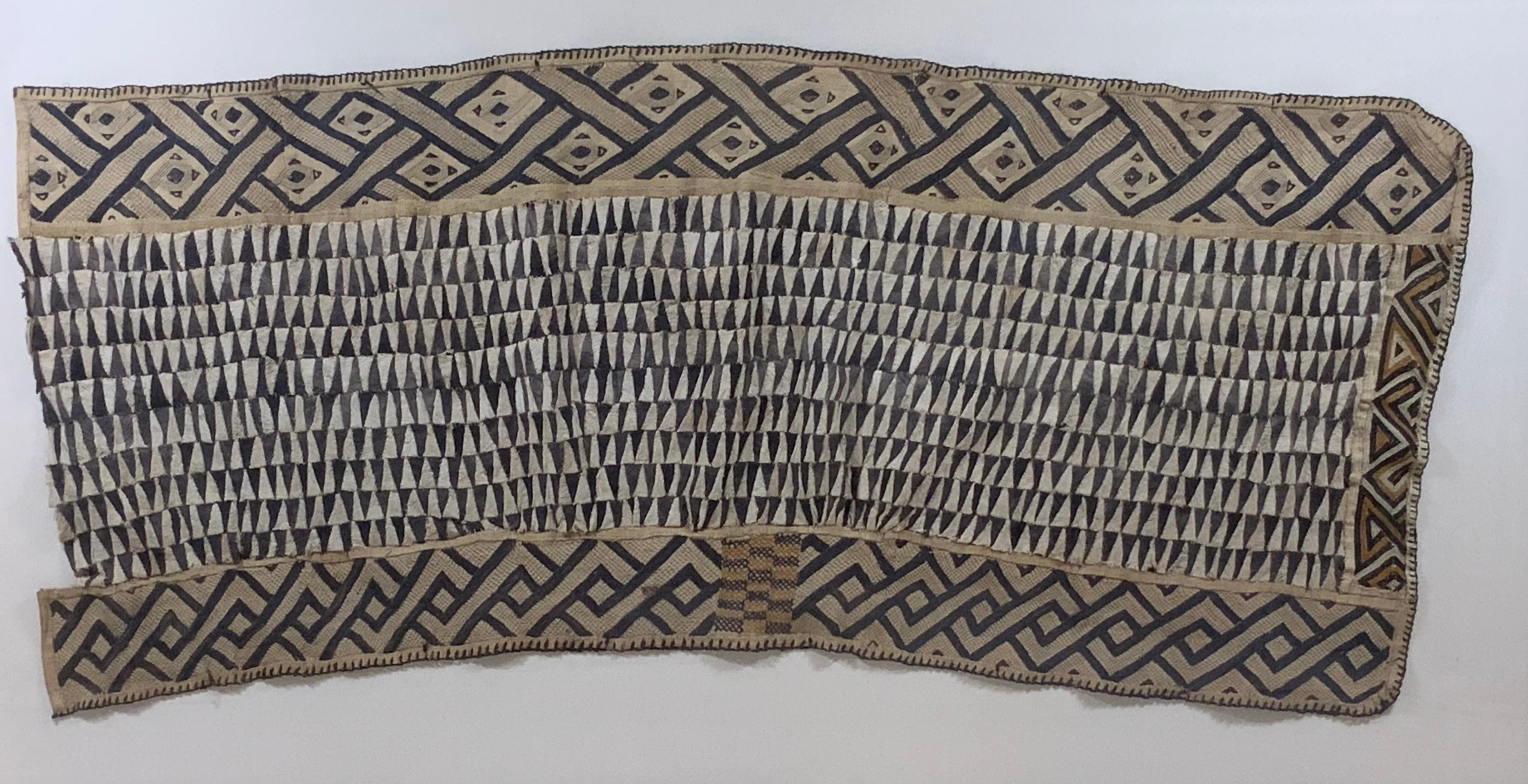Großes großes antikes horizontales afrikanisches Textil  Shadowbox-Wandbehang (Afrikanisch) im Angebot