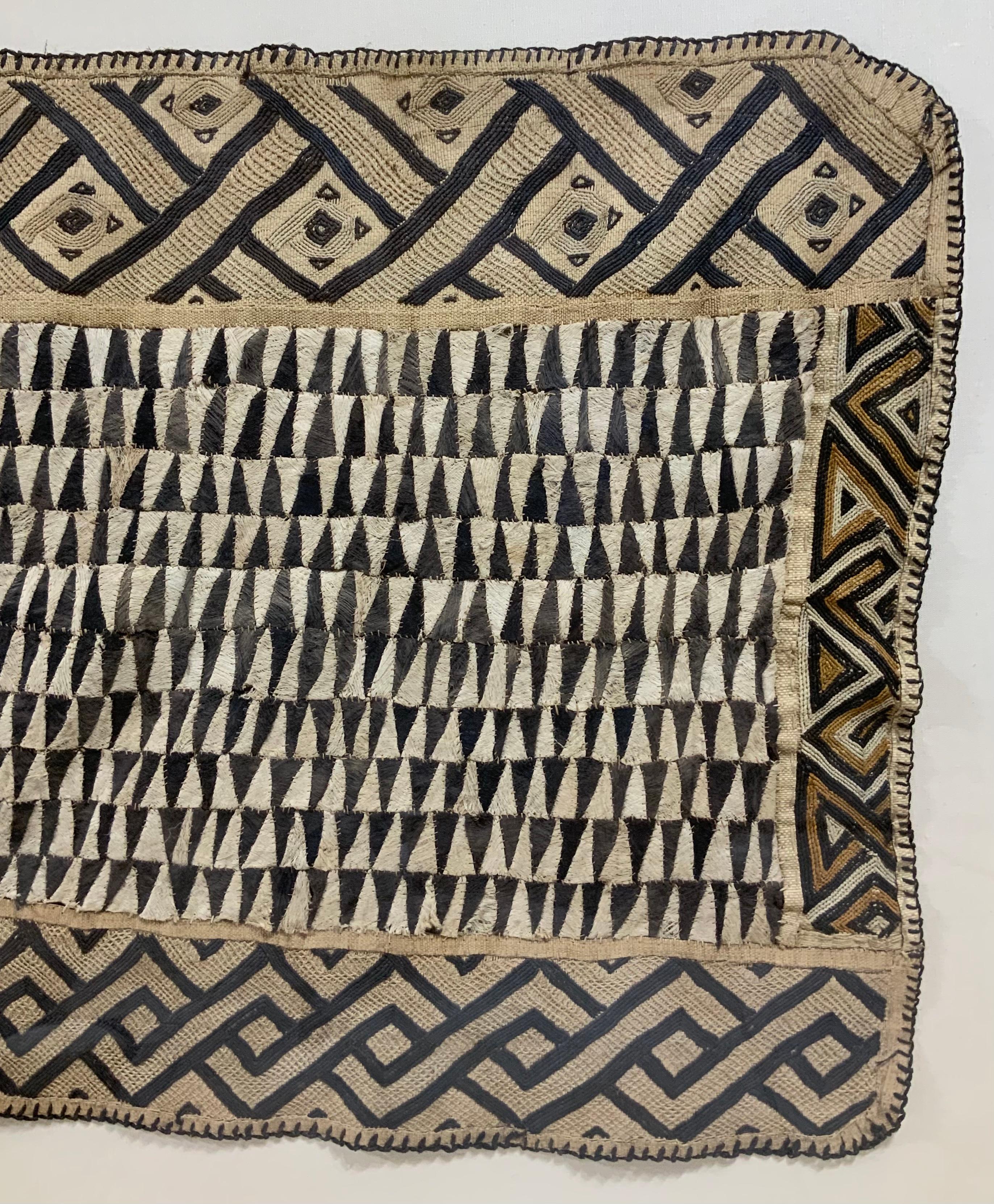 Großes großes antikes horizontales afrikanisches Textil  Shadowbox-Wandbehang (Handgefertigt) im Angebot