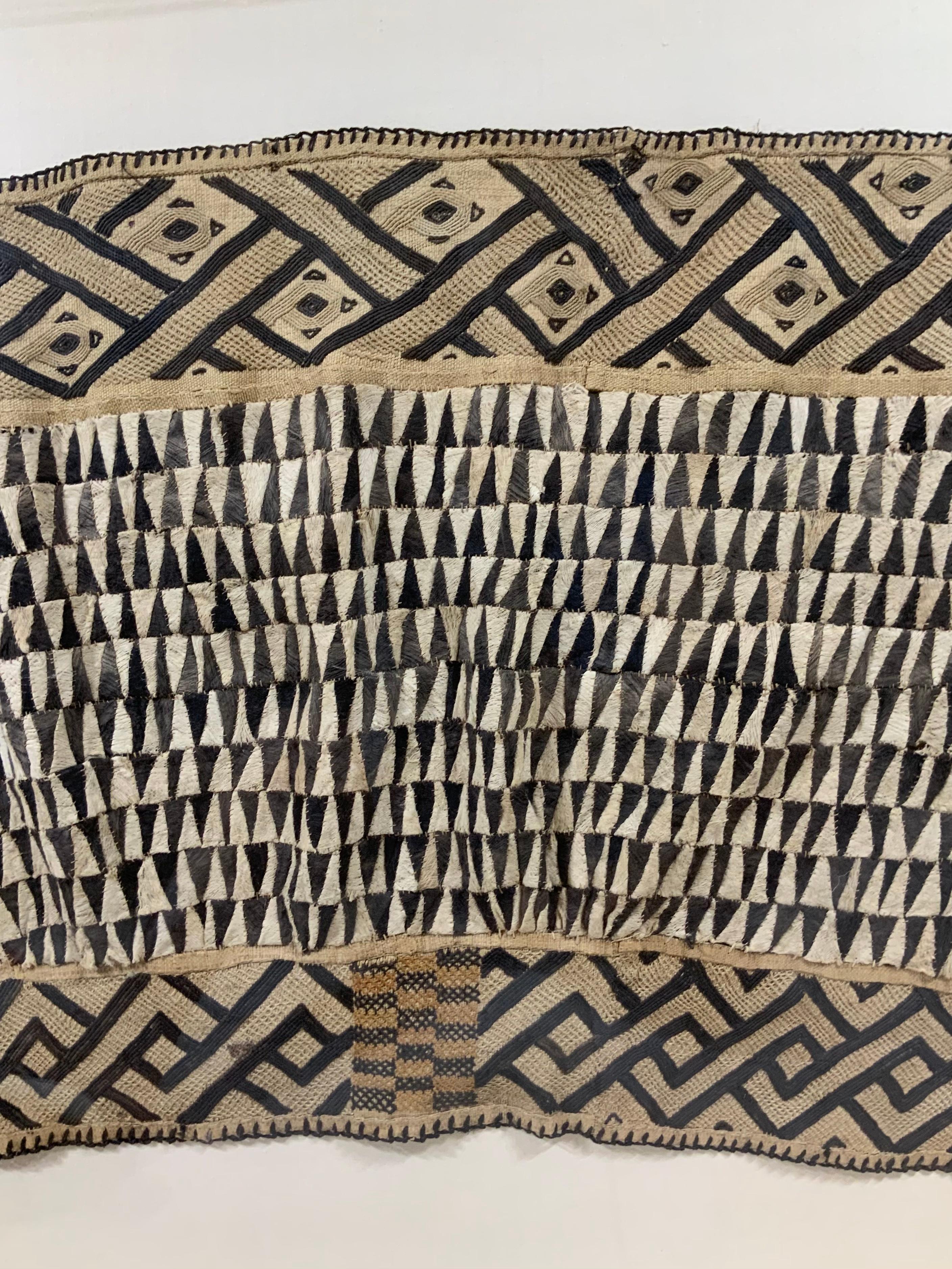 20ième siècle Grand textile africain ancien horizontal ancien  Suspension murale boîte d'ombres en vente