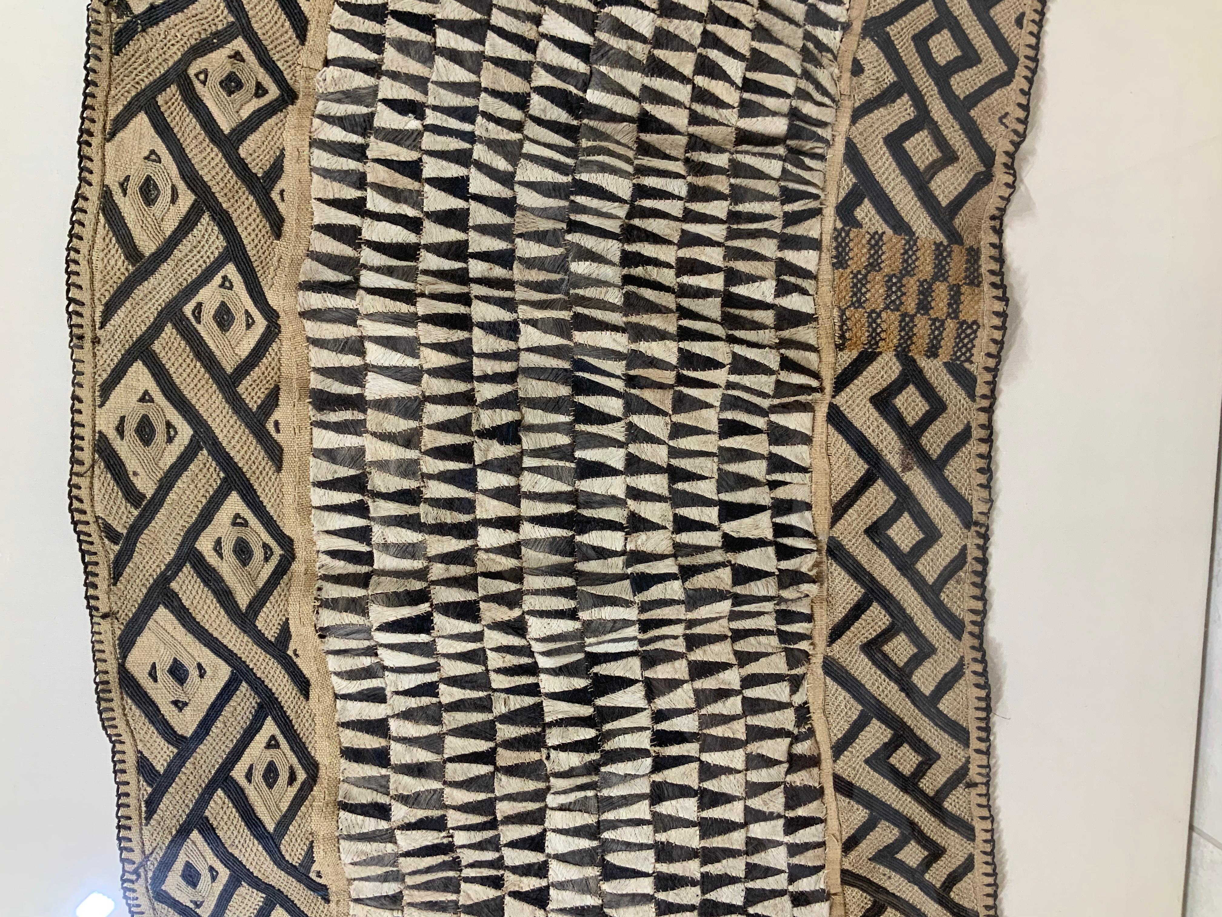 Coton Grand textile africain ancien horizontal ancien  Suspension murale boîte d'ombres en vente