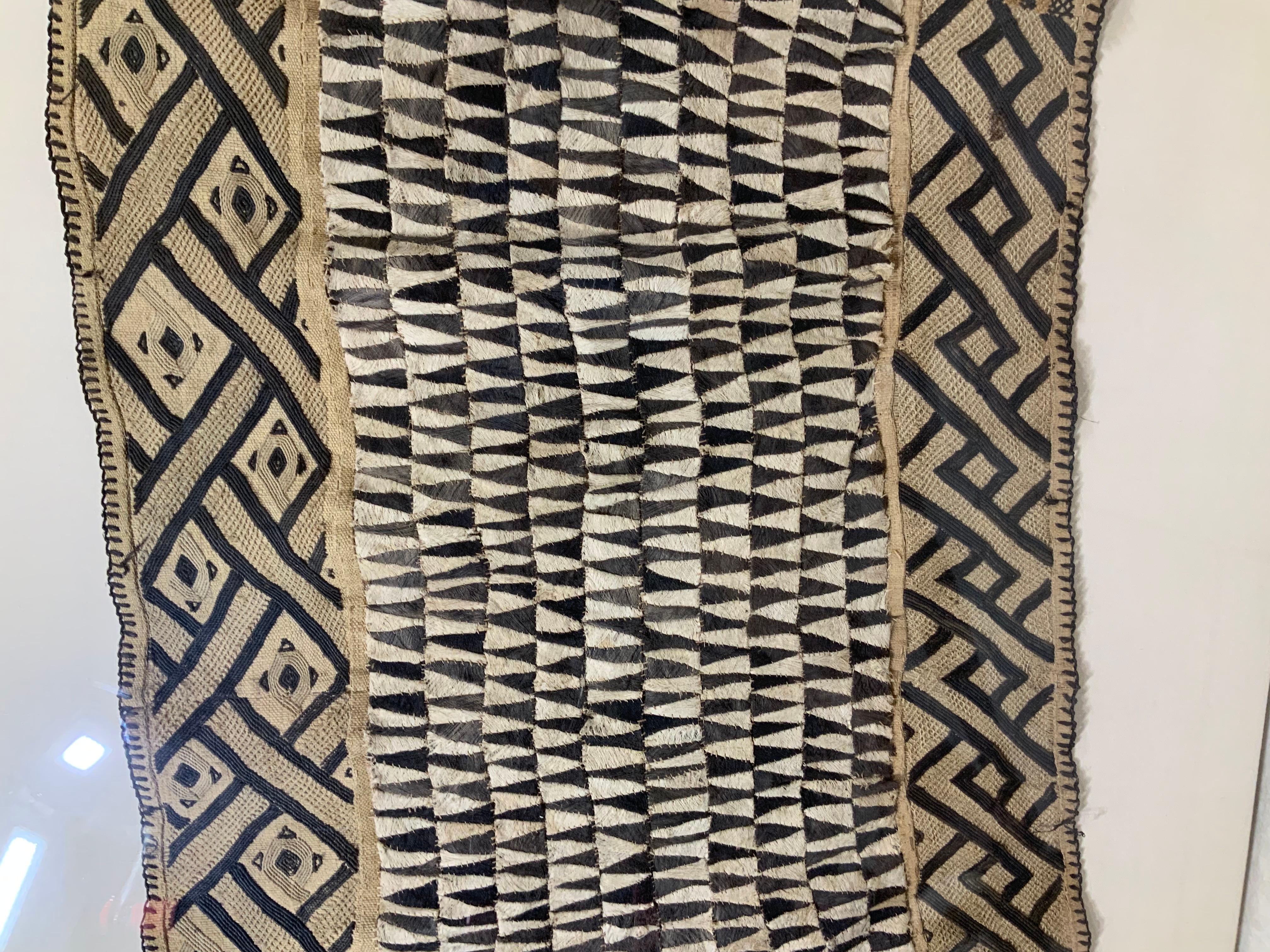 Grand textile africain ancien horizontal ancien  Suspension murale boîte d'ombres en vente 1