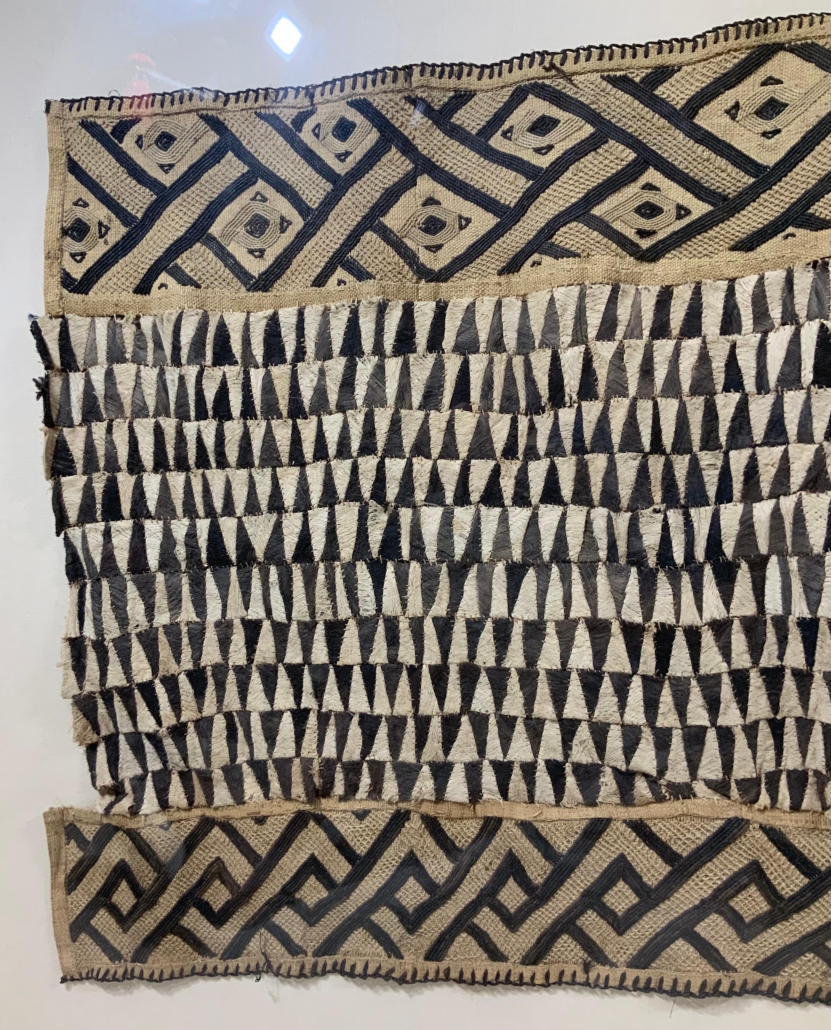 Großes großes antikes horizontales afrikanisches Textil  Shadowbox-Wandbehang im Angebot 2