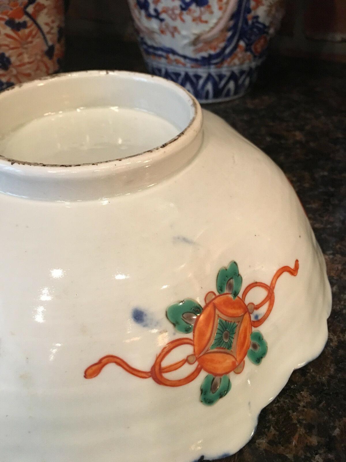 19th century Imari Scalloped Bowl Japanese Ceramic Porcelain Hand Painted Vase For Sale 4