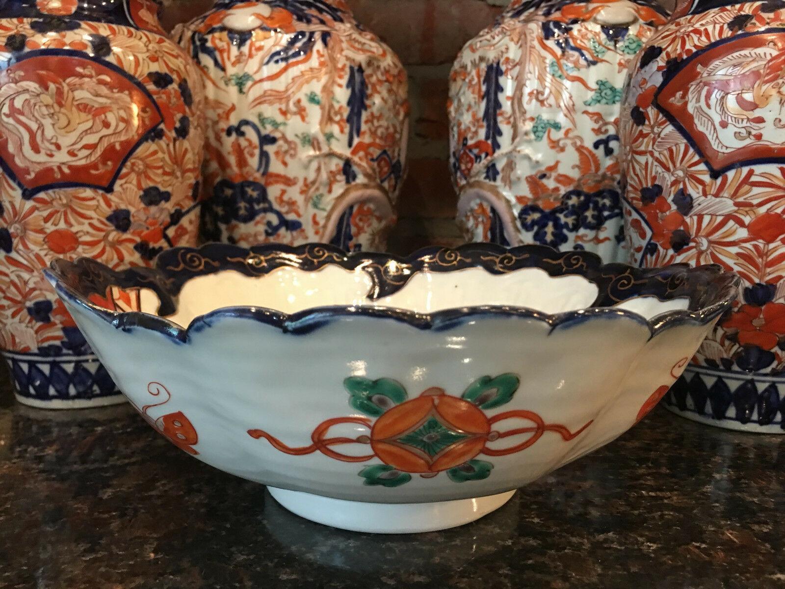 British 19th century Imari Scalloped Bowl Japanese Ceramic Porcelain Hand Painted Vase For Sale