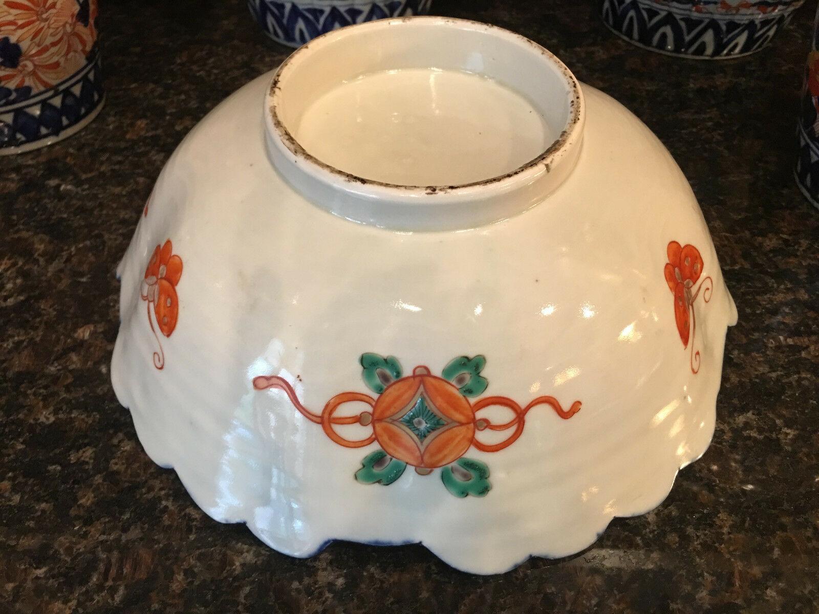 19th century Imari Scalloped Bowl Japanese Ceramic Porcelain Hand Painted Vase For Sale 2