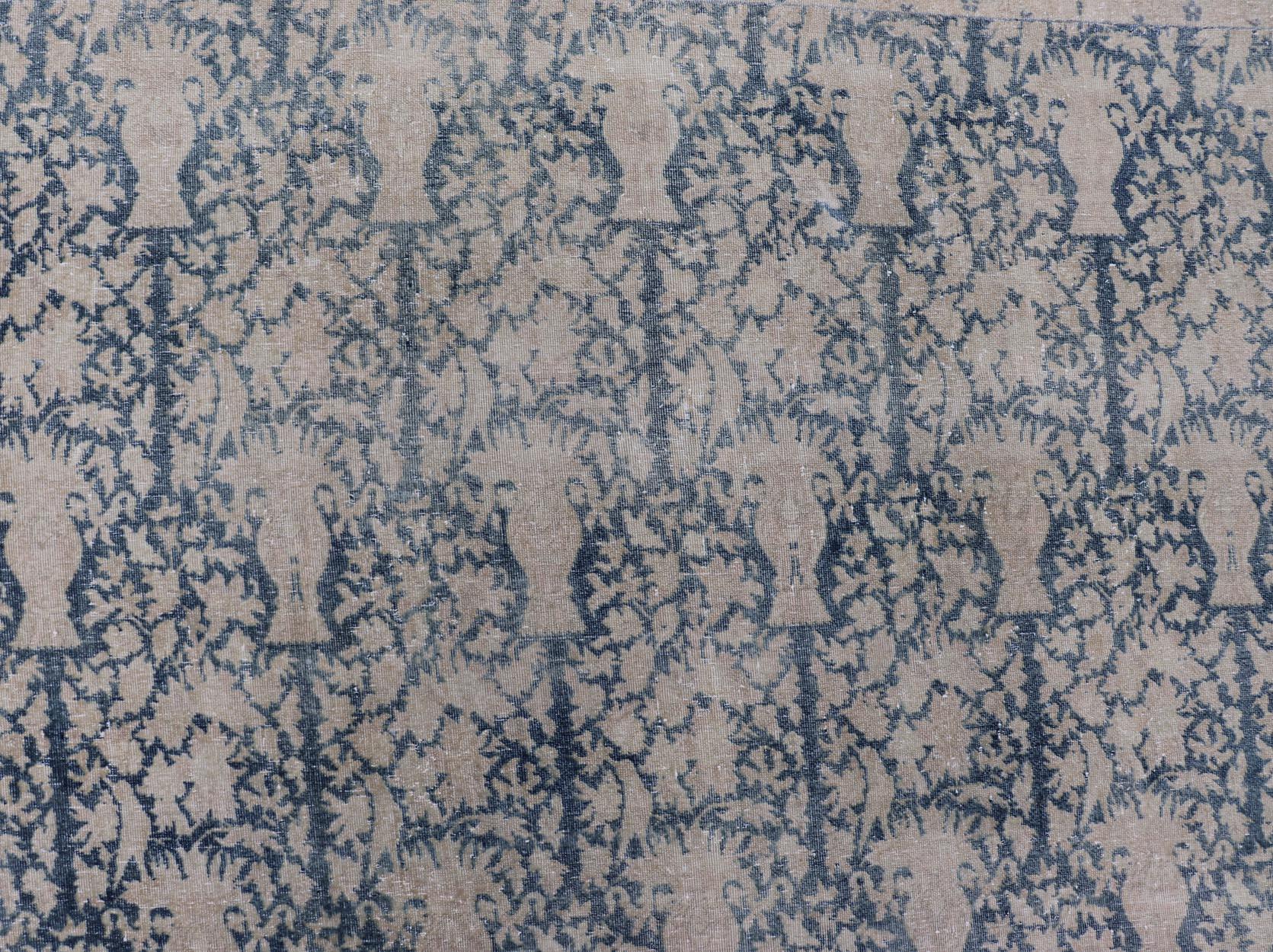 Grand tapis indien ancien Agra avec motif sur toute sa surface en bleu clair et crème en vente 8