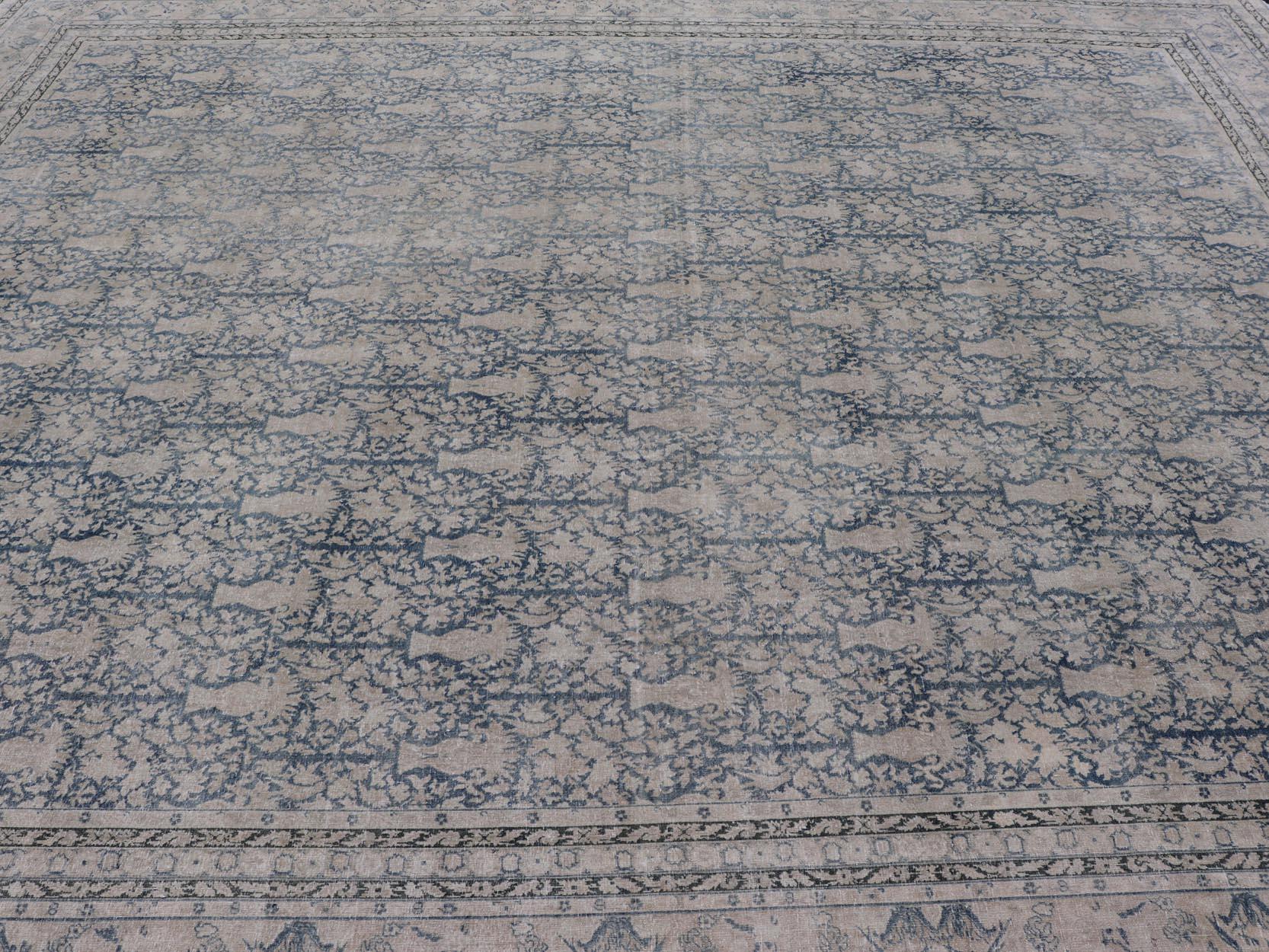 Noué à la main Grand tapis indien ancien Agra avec motif sur toute sa surface en bleu clair et crème en vente