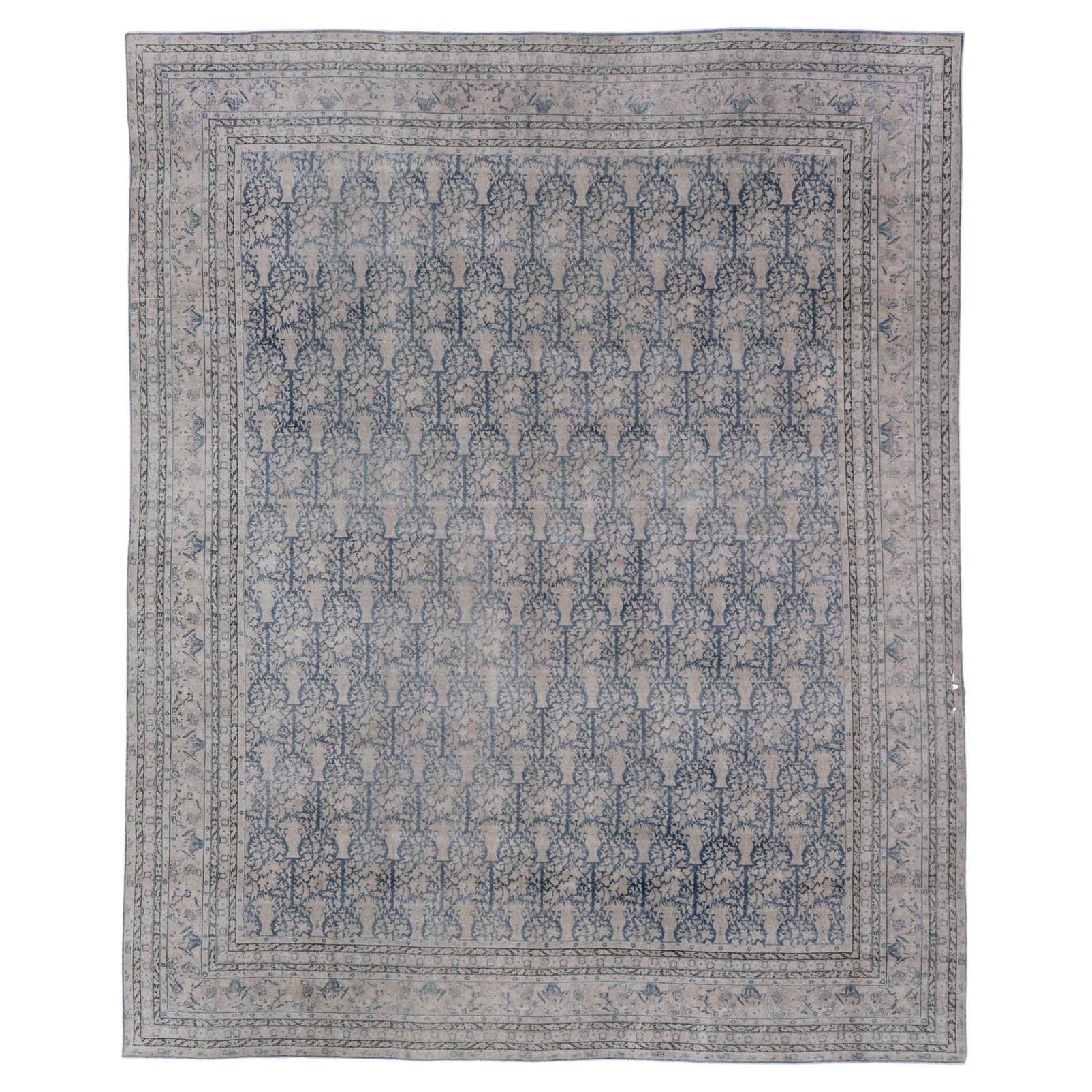 Grand tapis indien ancien Agra avec motif sur toute sa surface en bleu clair et crème 