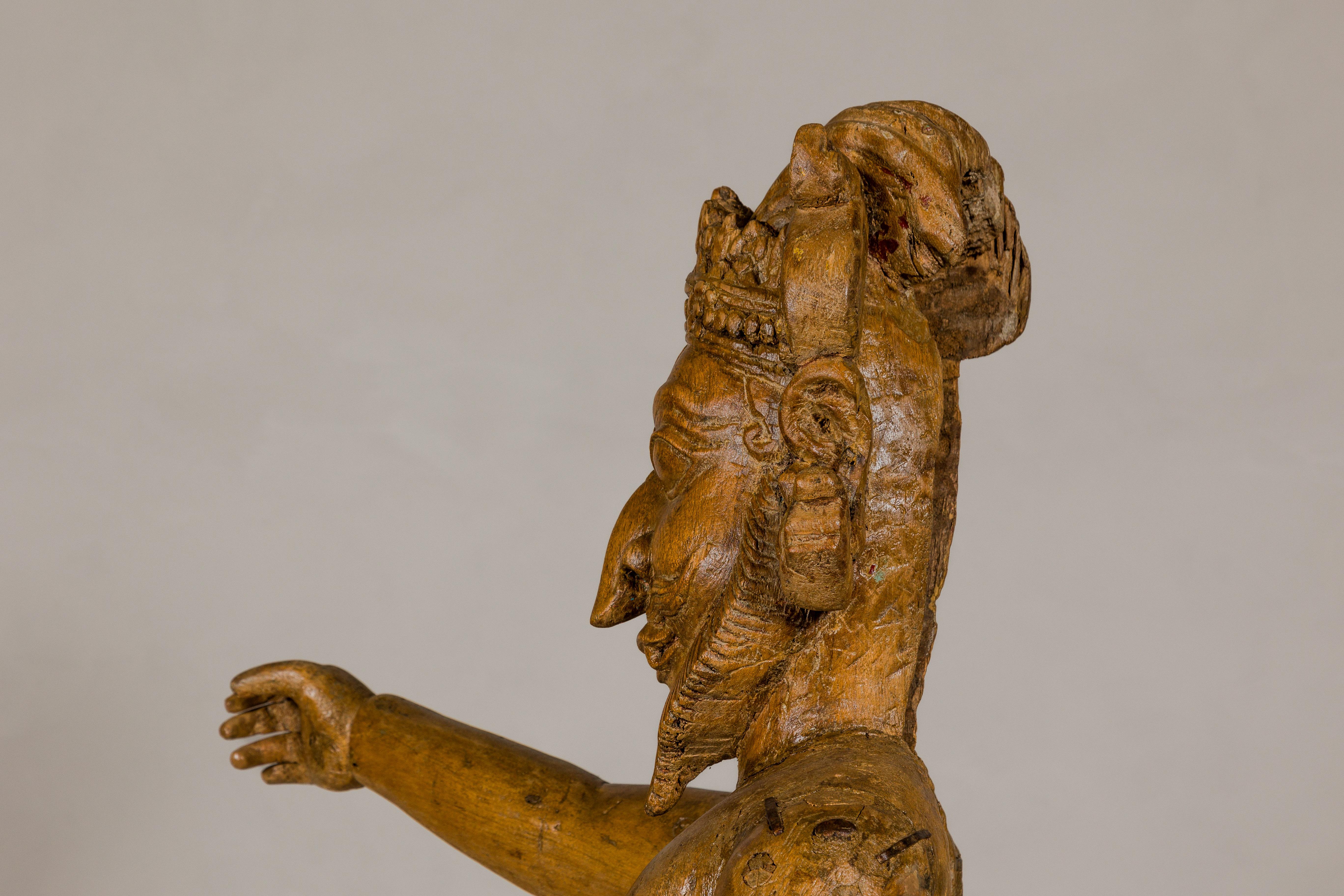 Grande statue indienne ancienne de moghol sur pied en bois sculpté avec bras allongés en vente 5