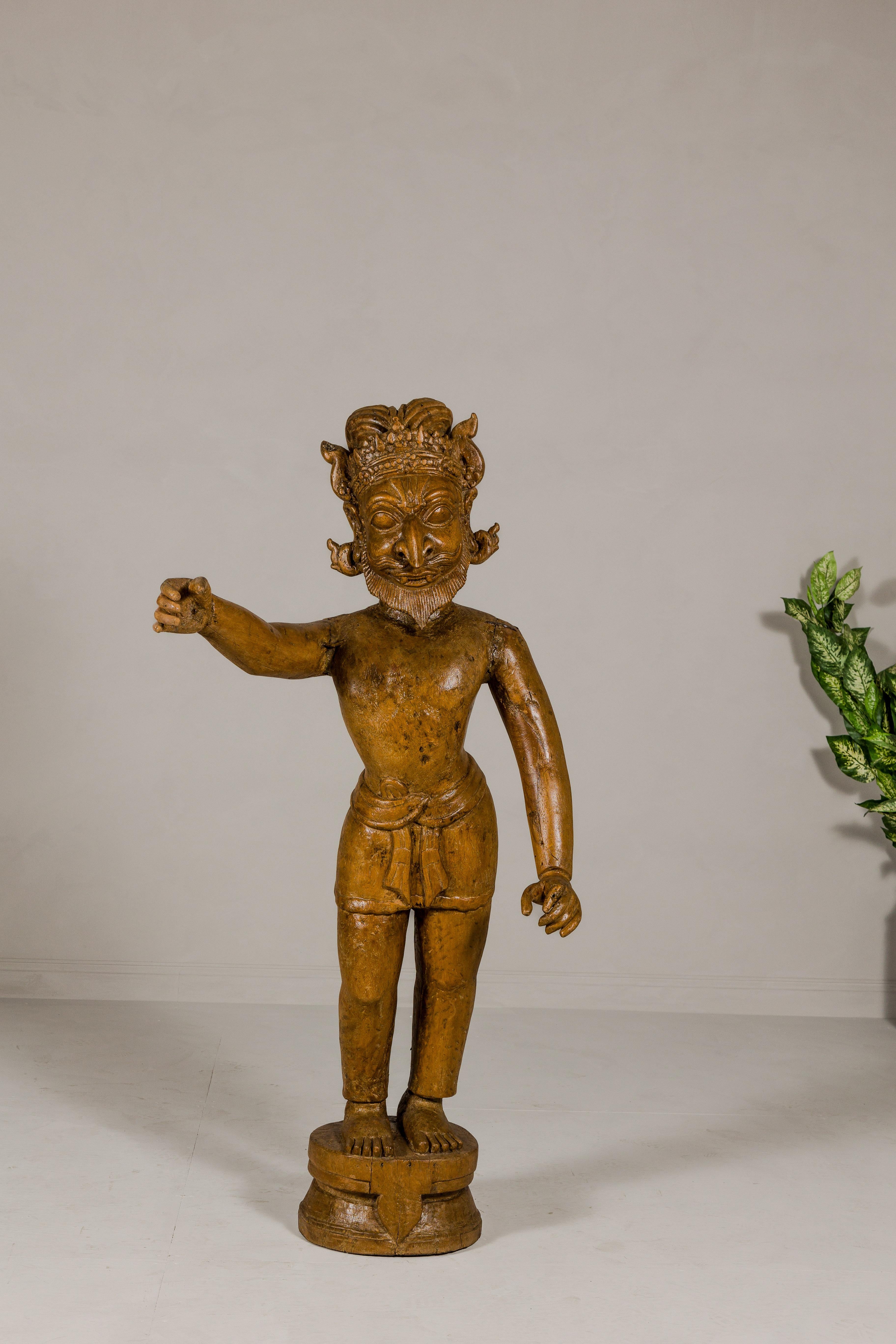 Grande figurine Mogul en bois du début des années 1900, avec bras tendu, provenant de l'Inde. Cette figure moghole en bois, originaire de l'Inde du début du XXe siècle, est une pièce remarquable de l'art et de l'histoire culturelle. Cette statue