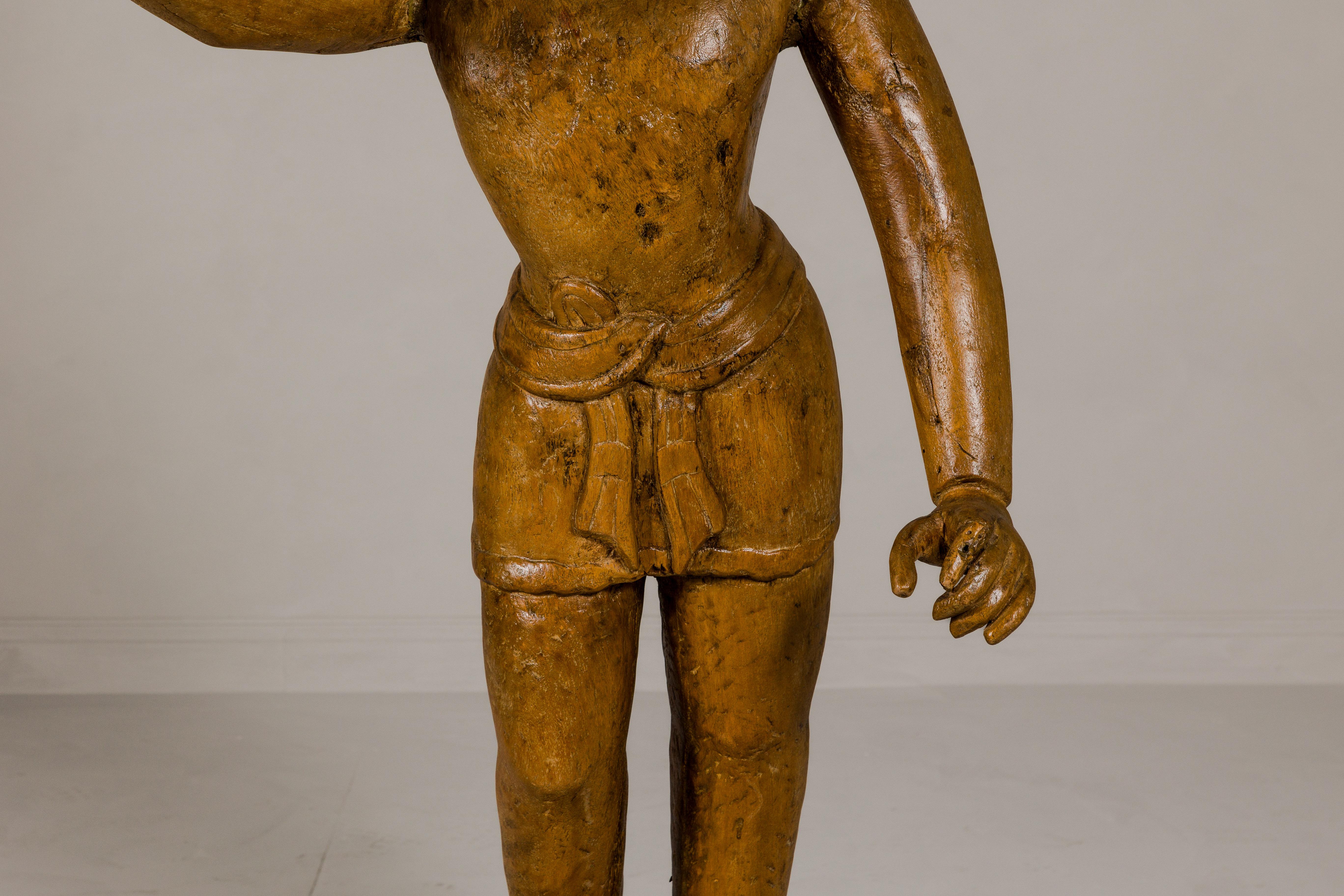 Grande statue indienne ancienne de moghol sur pied en bois sculpté avec bras allongés Bon état - En vente à Yonkers, NY