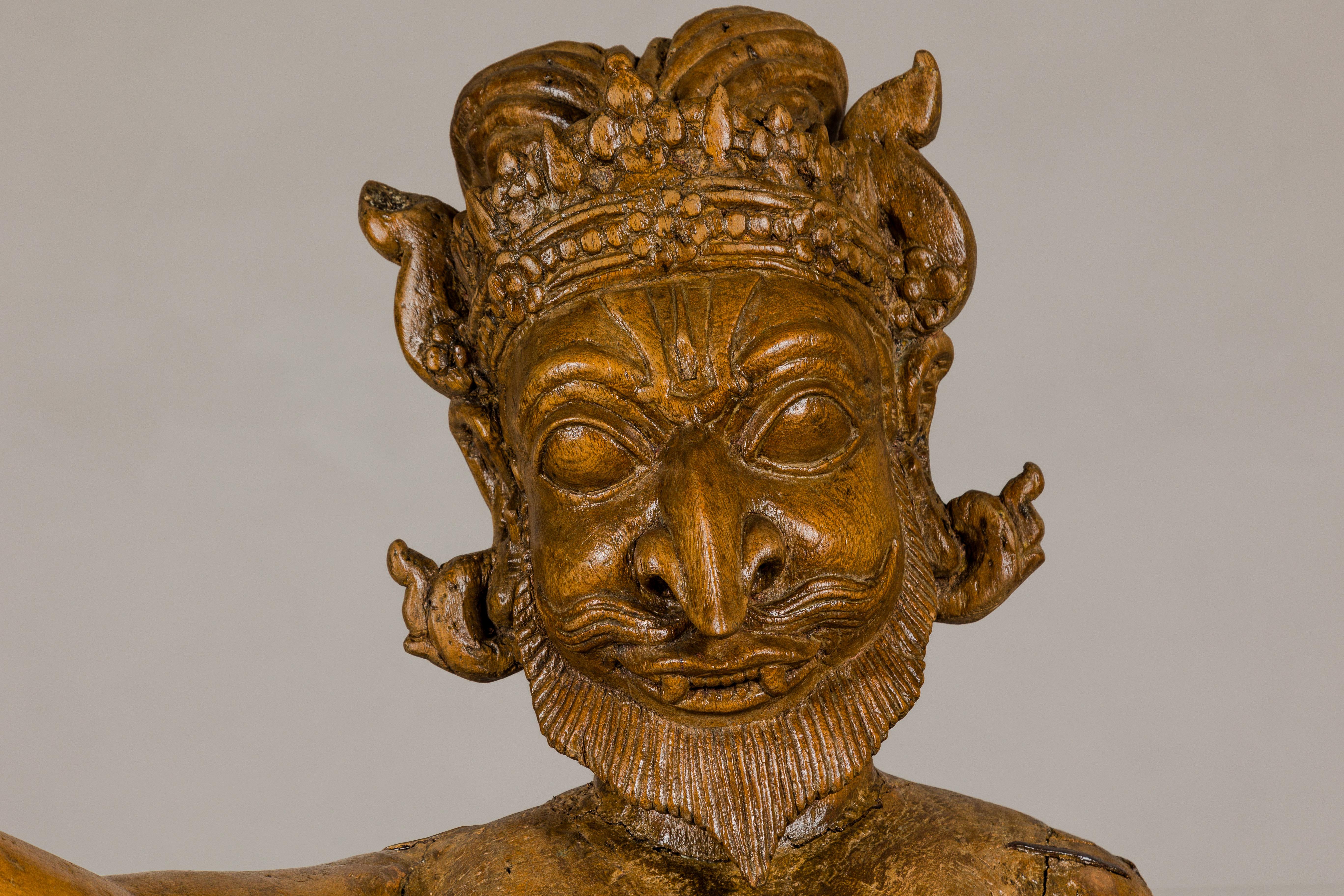 Bois Grande statue indienne ancienne de moghol sur pied en bois sculpté avec bras allongés en vente