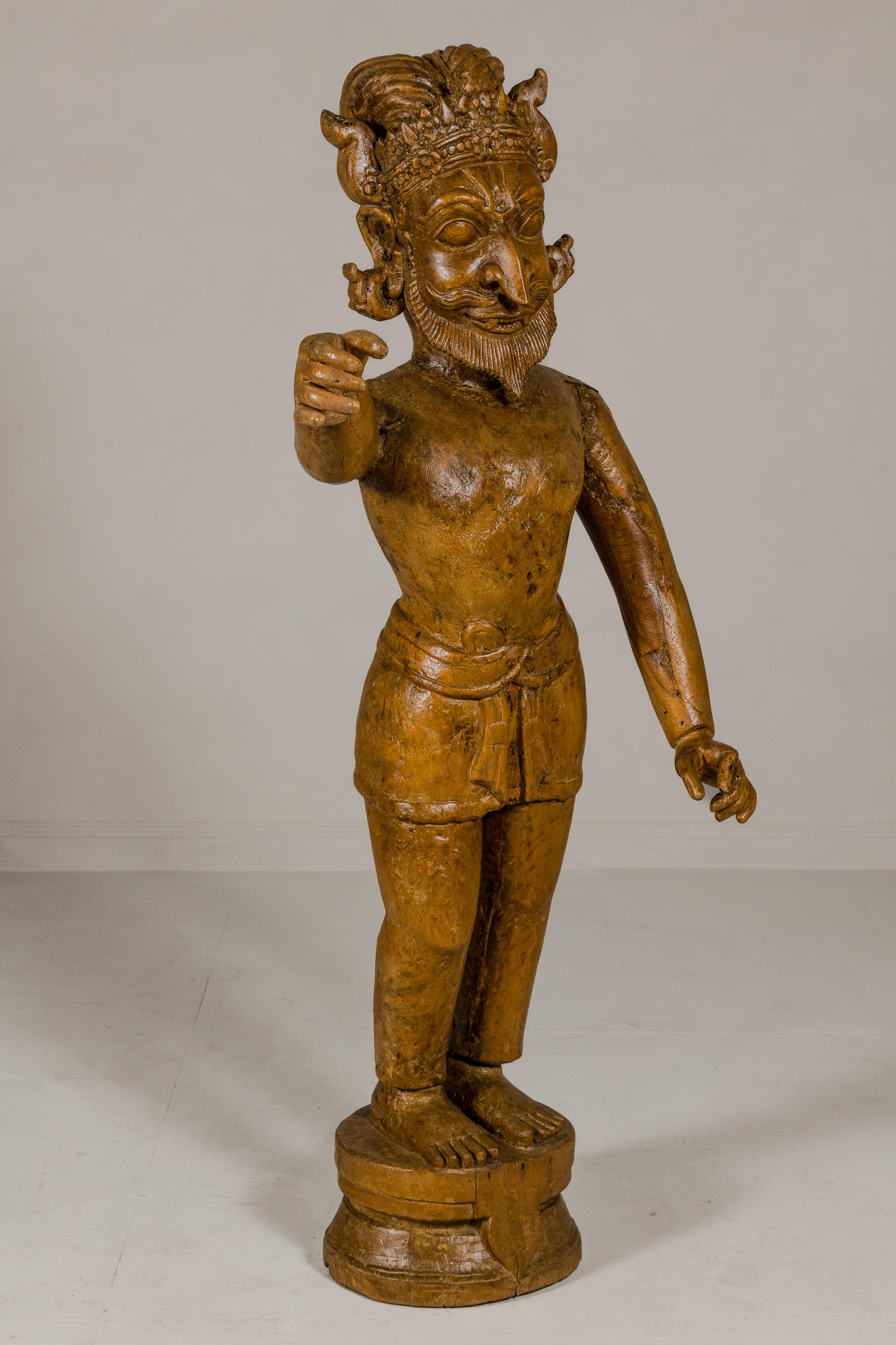 Grande statue indienne ancienne de moghol sur pied en bois sculpté avec bras allongés en vente 1