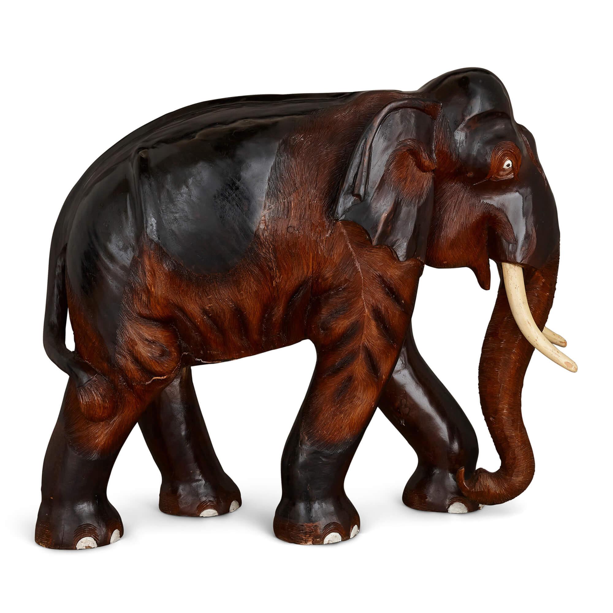 Grande sculpture ancienne en bois marron sculptée à la main par un Indien 
Indien, c.C. 1900
Hauteur 99cm, largeur 104cm, profondeur 50cm 

Cet éléphant en bois finement sculpté, fabriqué en Inde au tournant du XXe siècle, témoigne de l'habileté et