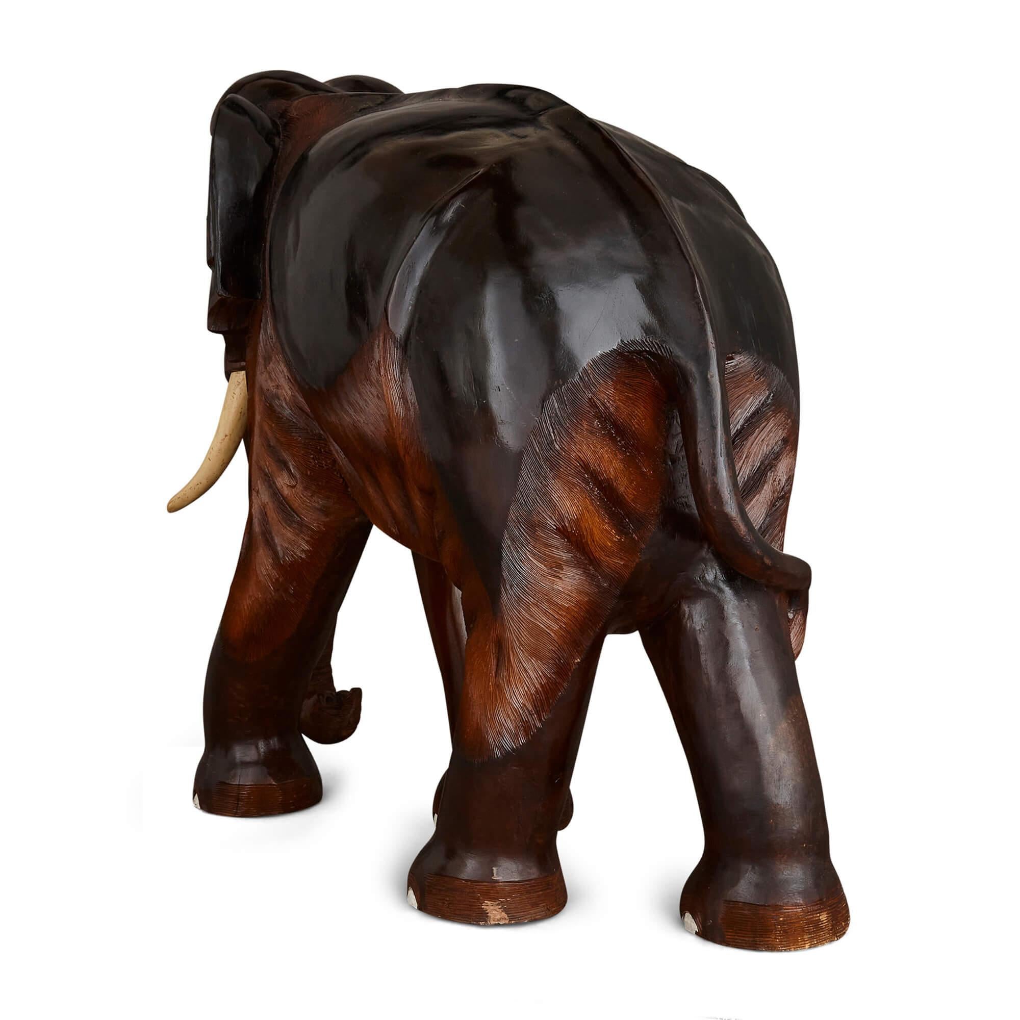 Anglo-indien Grande sculpture ancienne en bois marron sculptée à la main par un Indien en vente