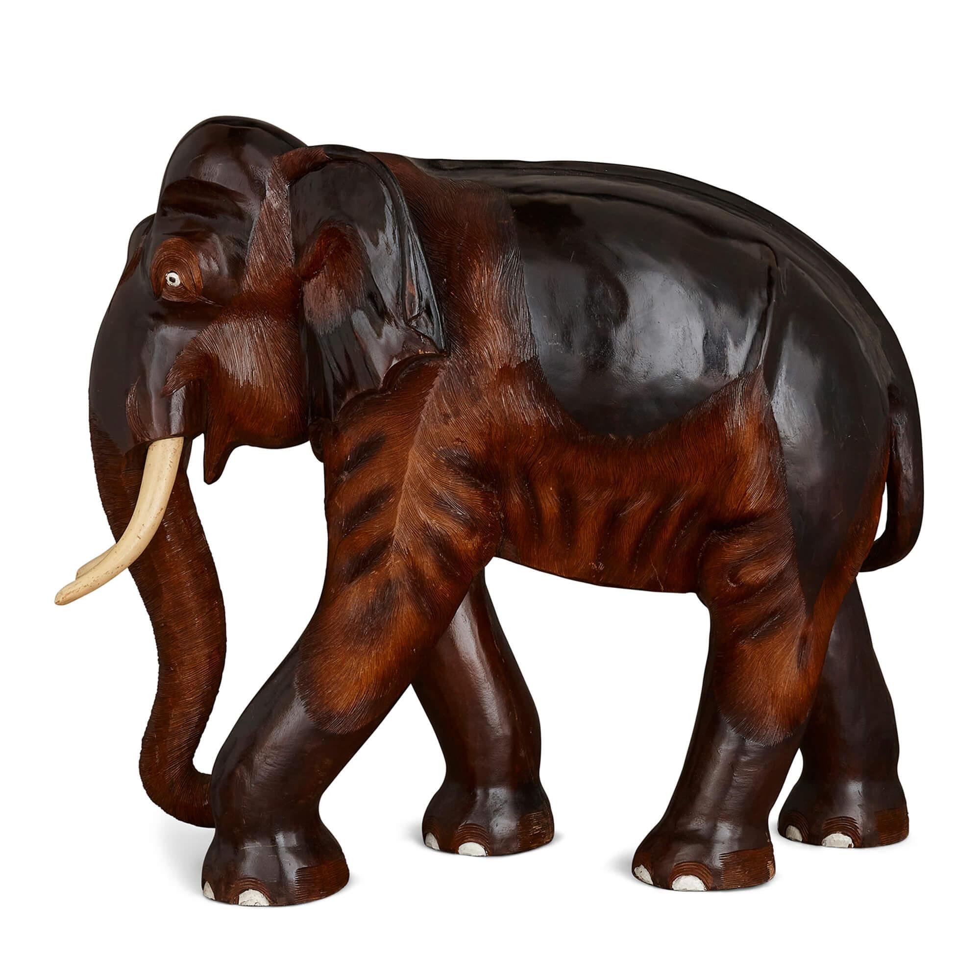 Peint Grande sculpture ancienne en bois marron sculptée à la main par un Indien en vente
