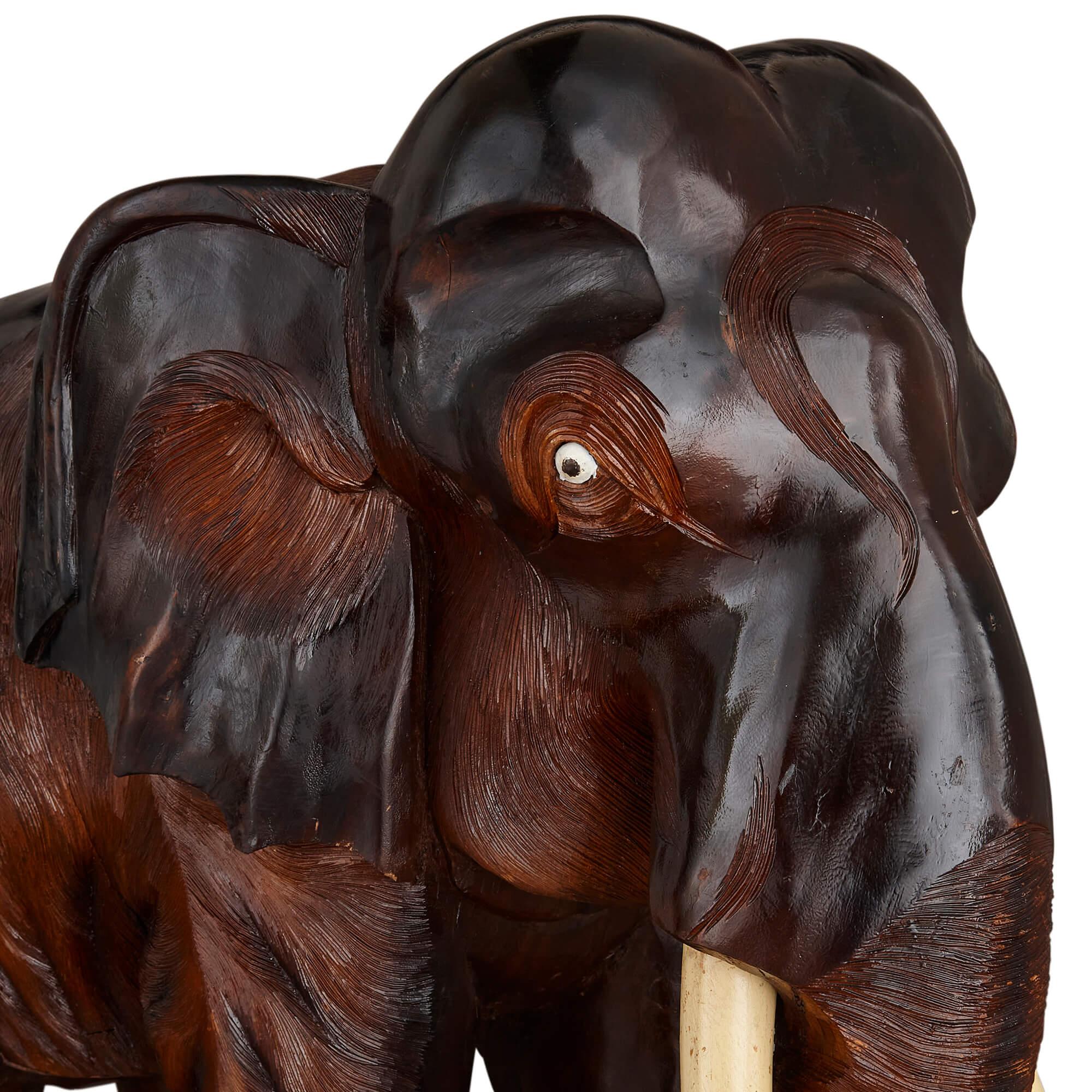 Grande sculpture ancienne en bois marron sculptée à la main par un Indien Bon état - En vente à London, GB