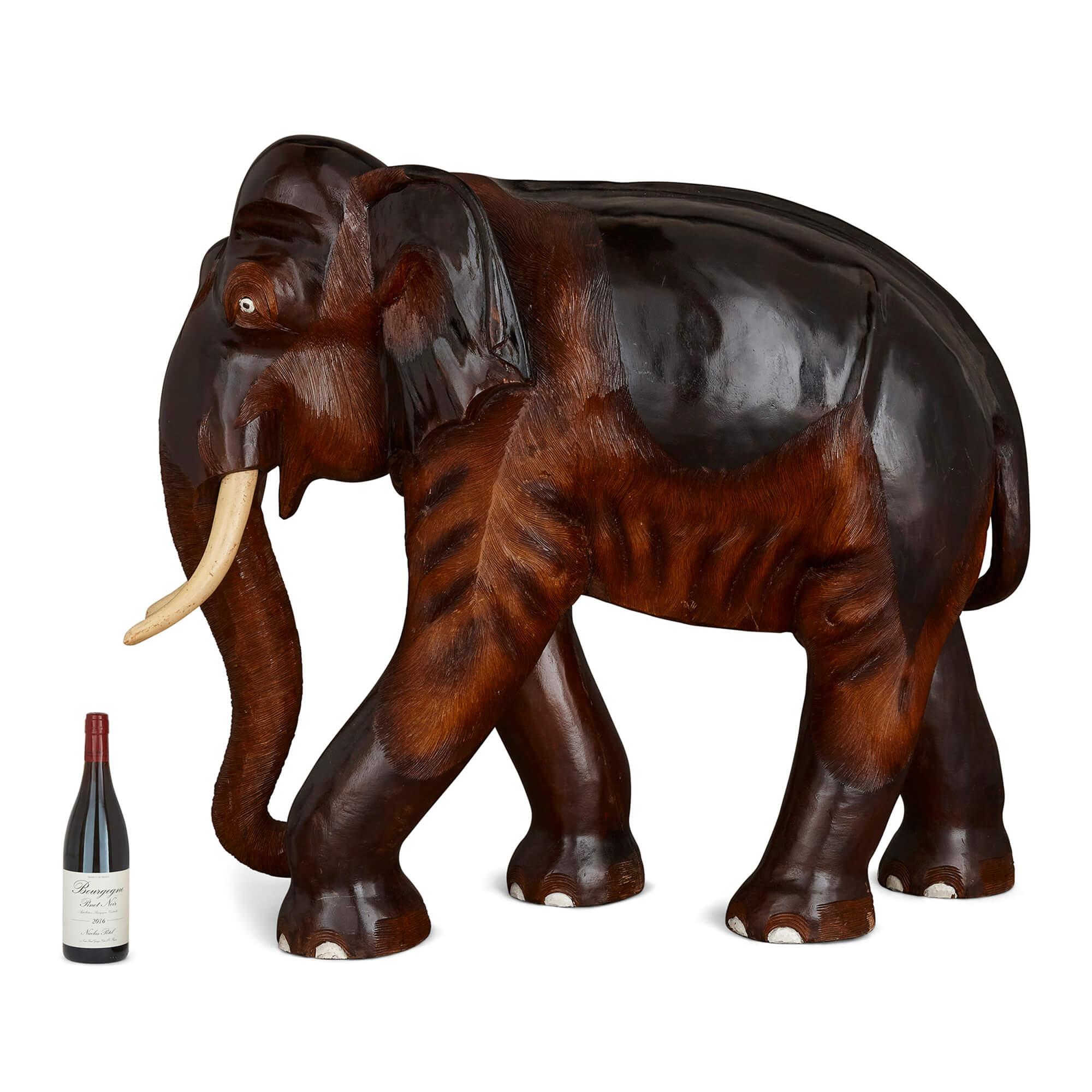 Bois Grande sculpture ancienne en bois marron sculptée à la main par un Indien en vente