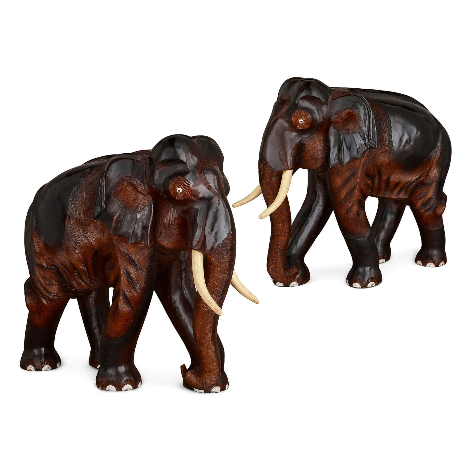 Grande sculpture ancienne en bois marron sculptée à la main par un Indien en vente 1